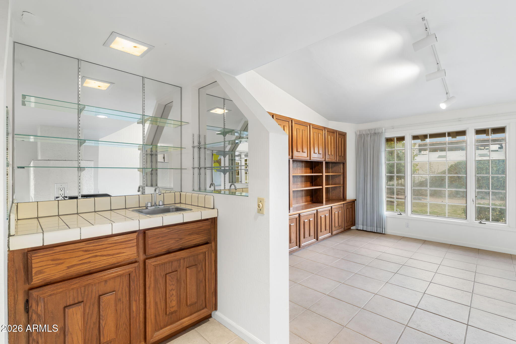 2501 E MONTEBELLO Avenue