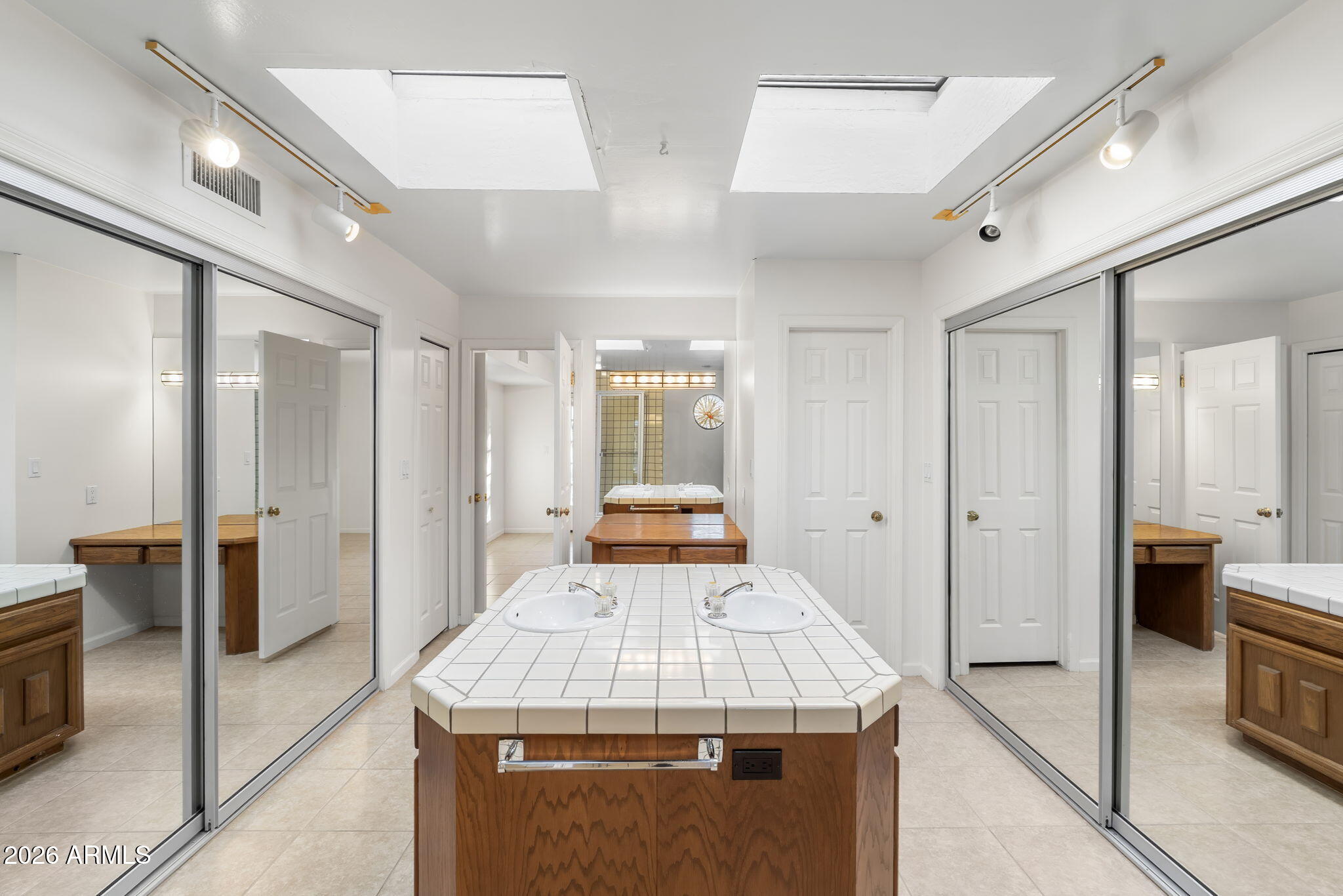 2501 E MONTEBELLO Avenue