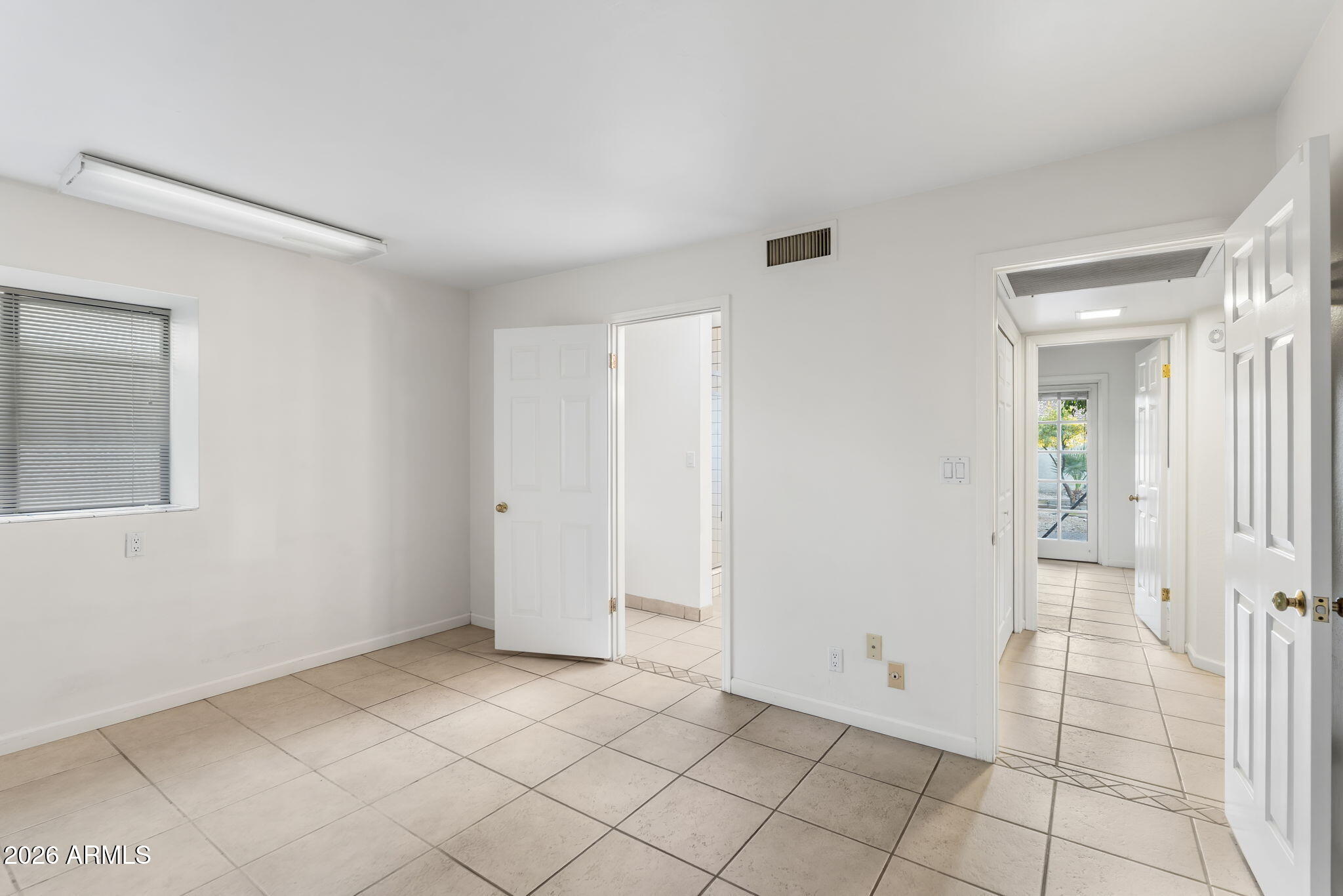 2501 E MONTEBELLO Avenue