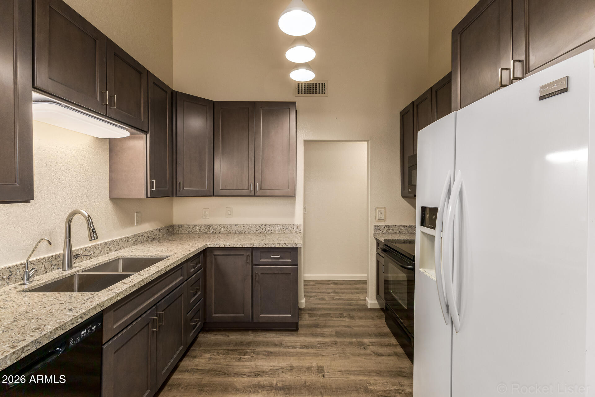 1638 E FAIRVIEW Street