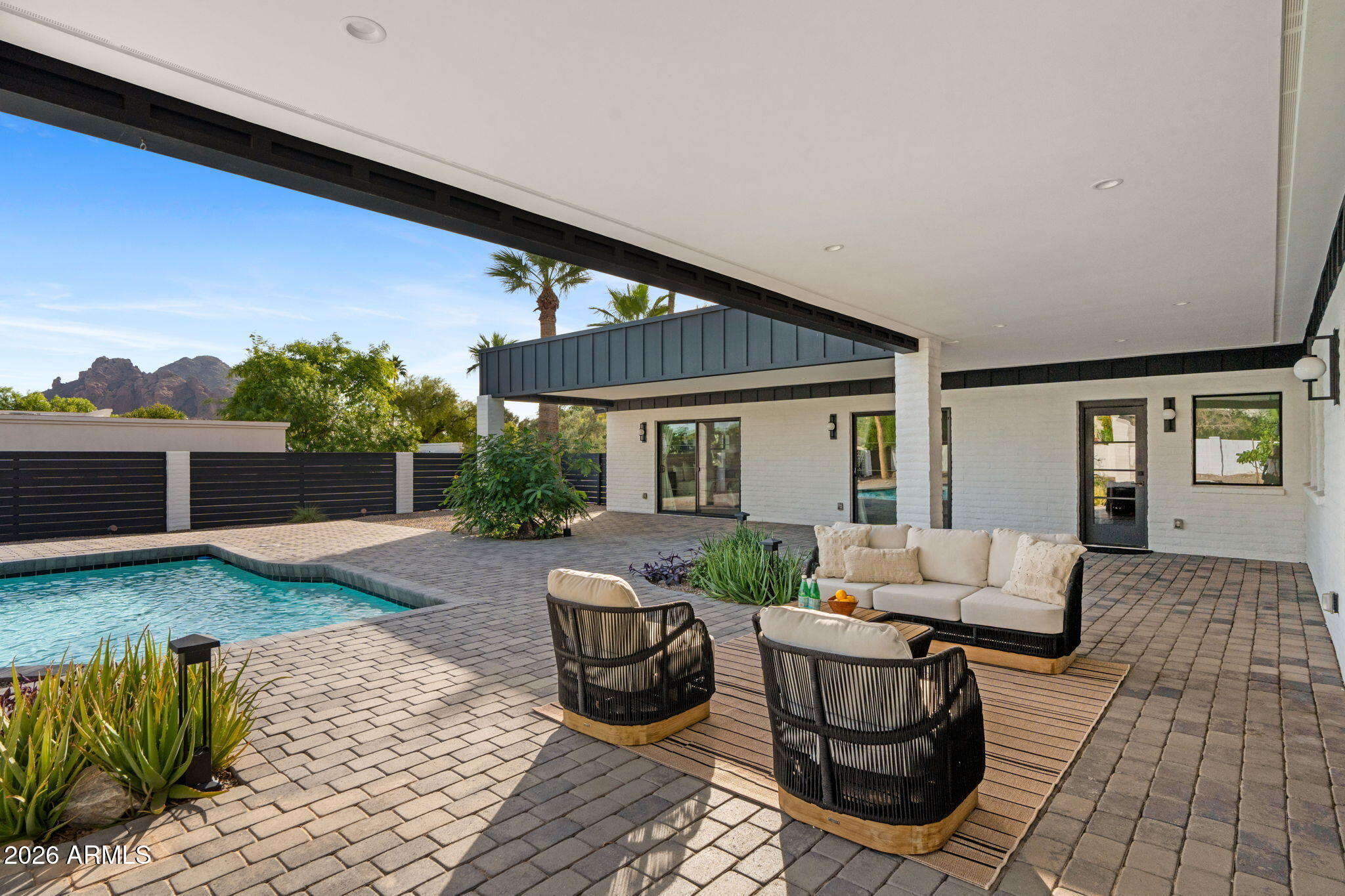 3842 E SAN MIGUEL Avenue