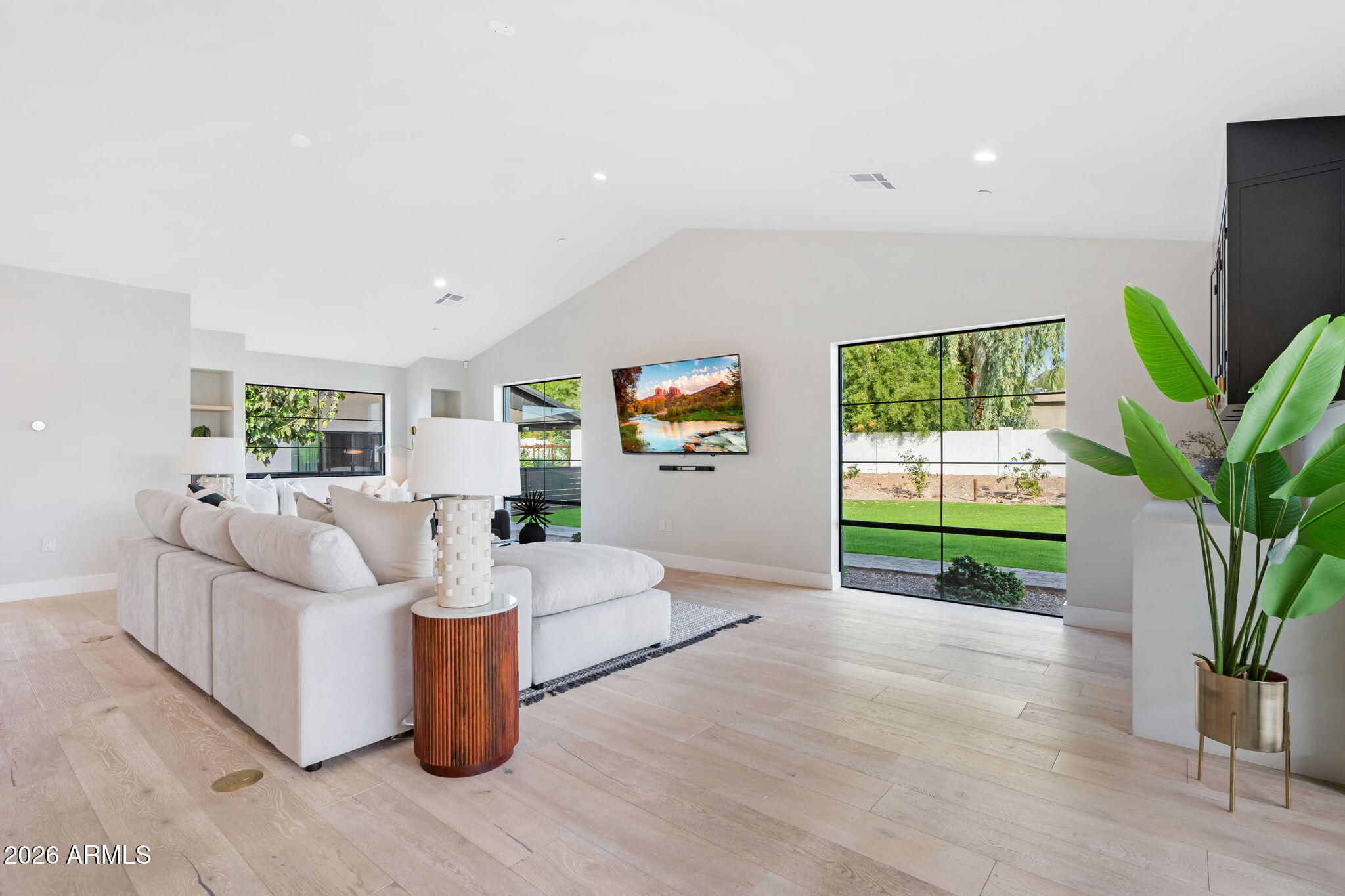 3842 E SAN MIGUEL Avenue