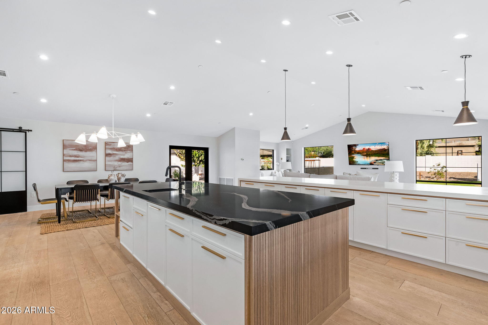 3842 E SAN MIGUEL Avenue