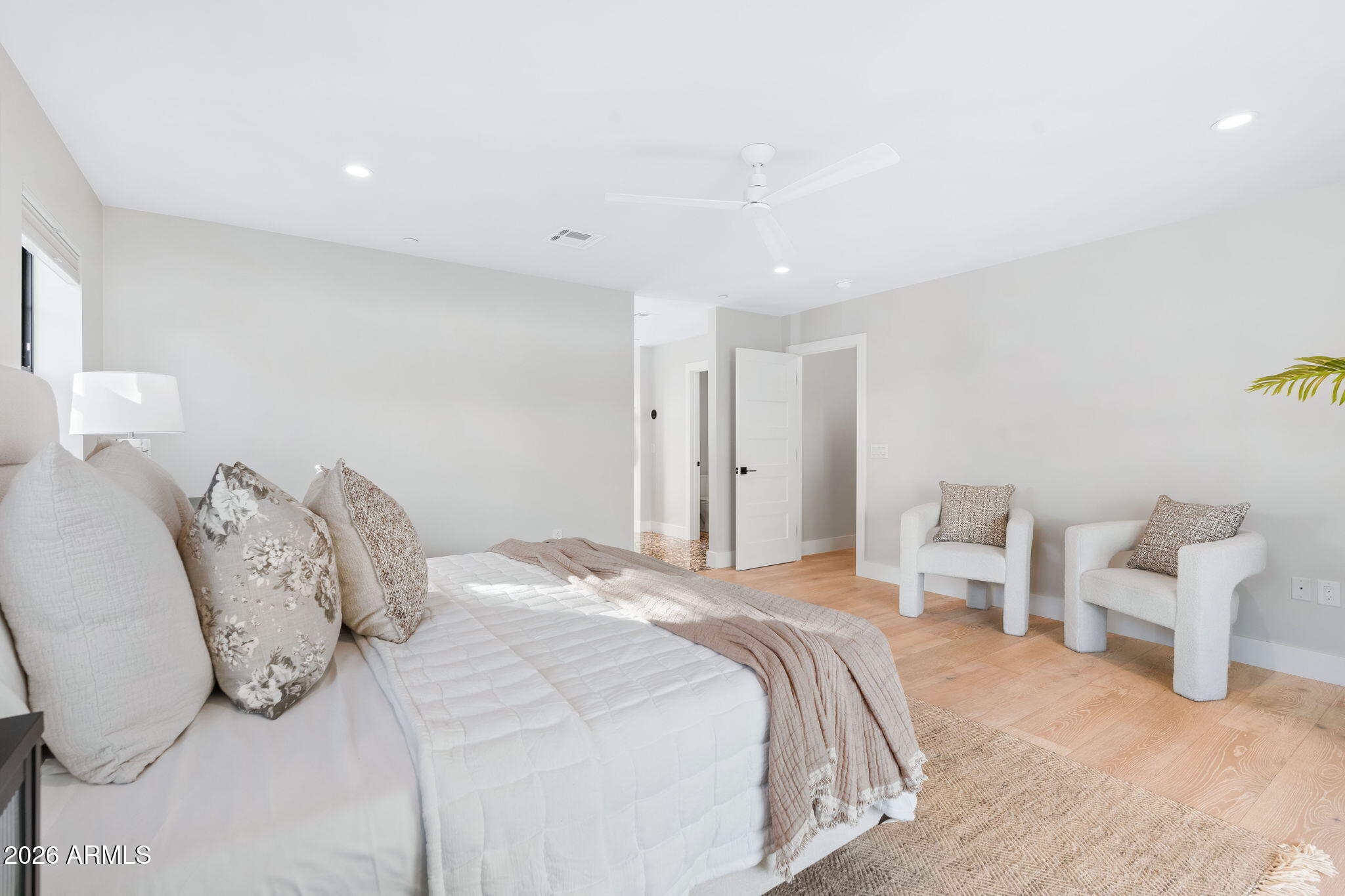 3842 E SAN MIGUEL Avenue