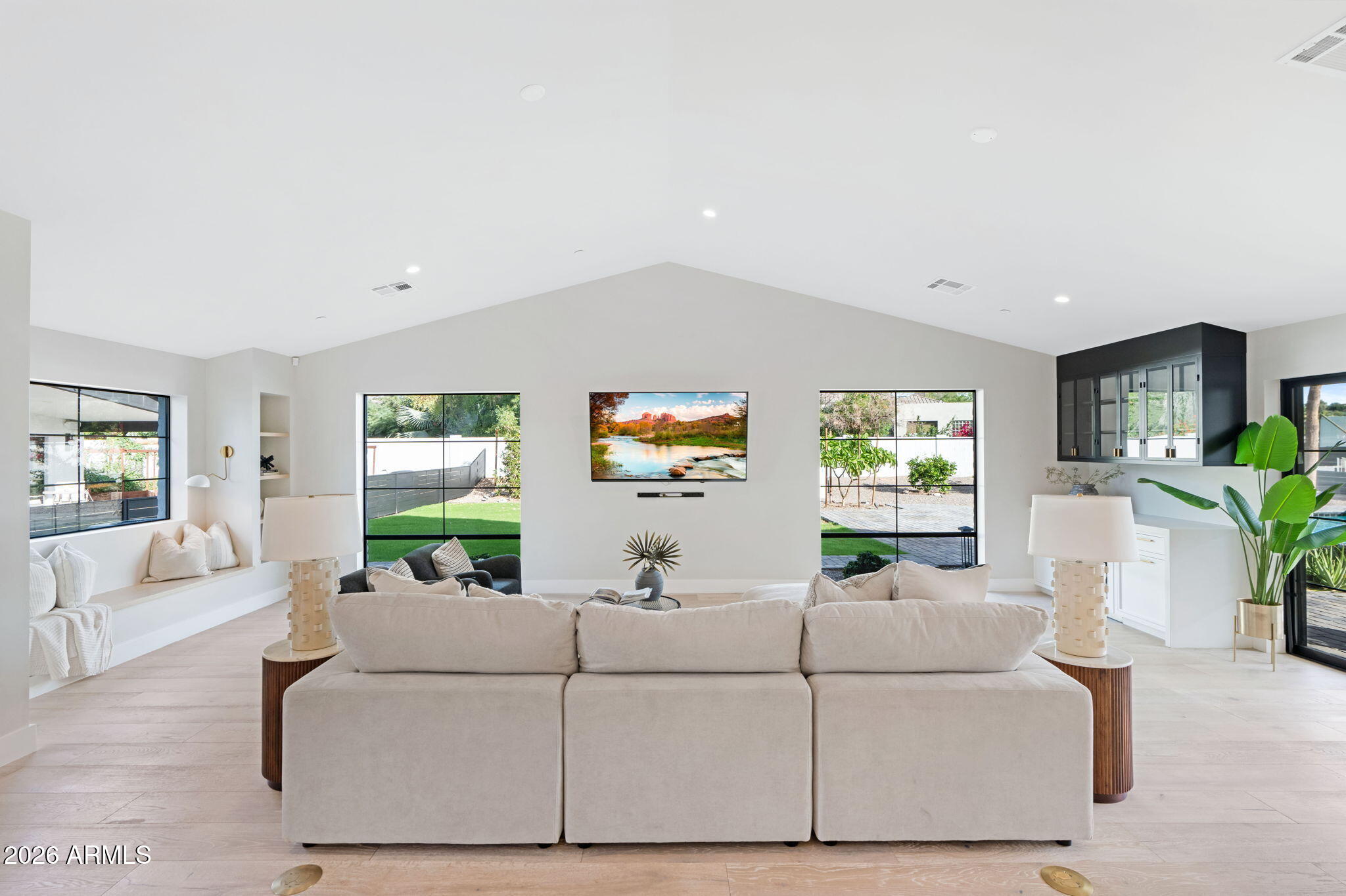 3842 E SAN MIGUEL Avenue