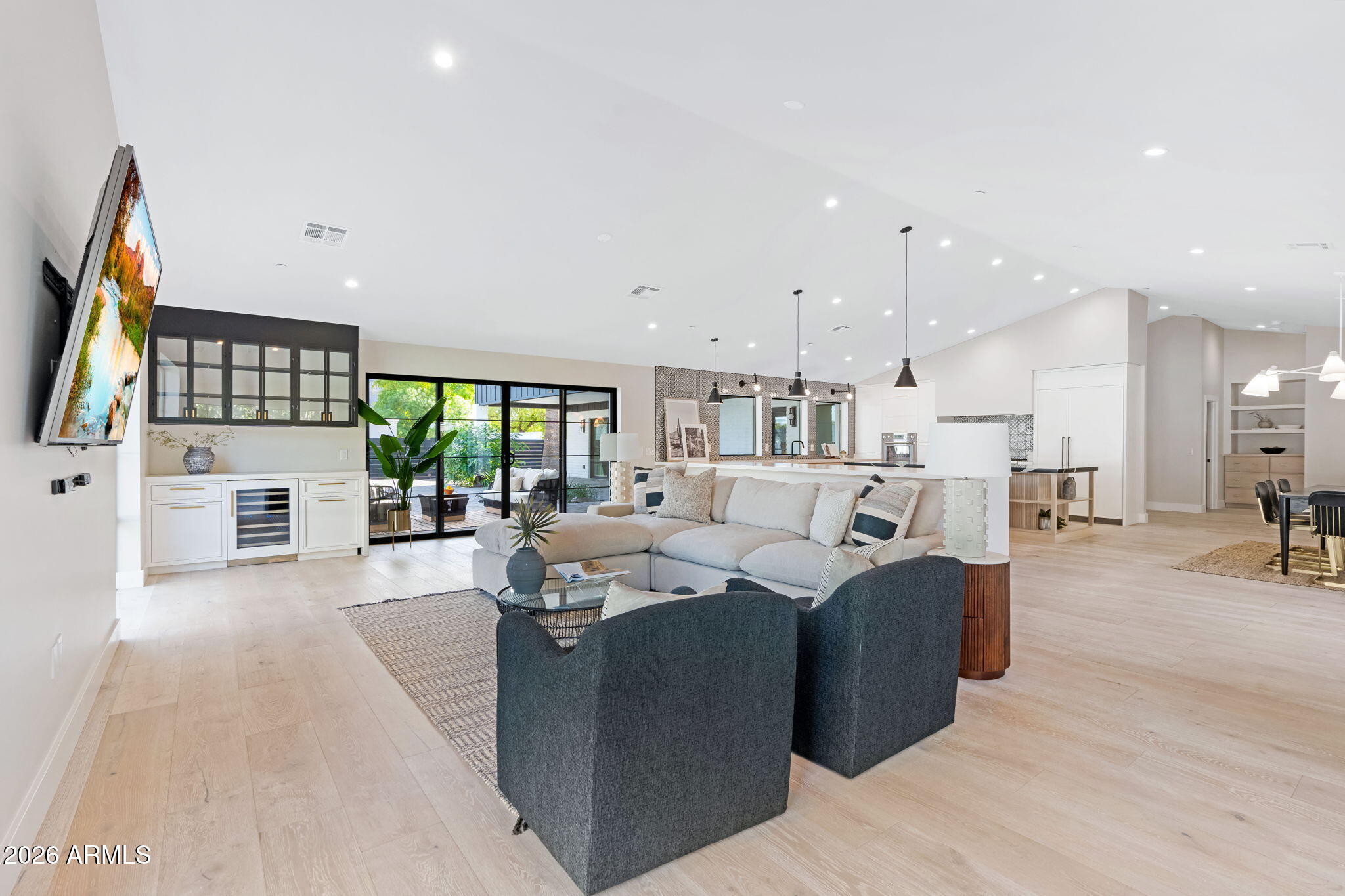 3842 E SAN MIGUEL Avenue