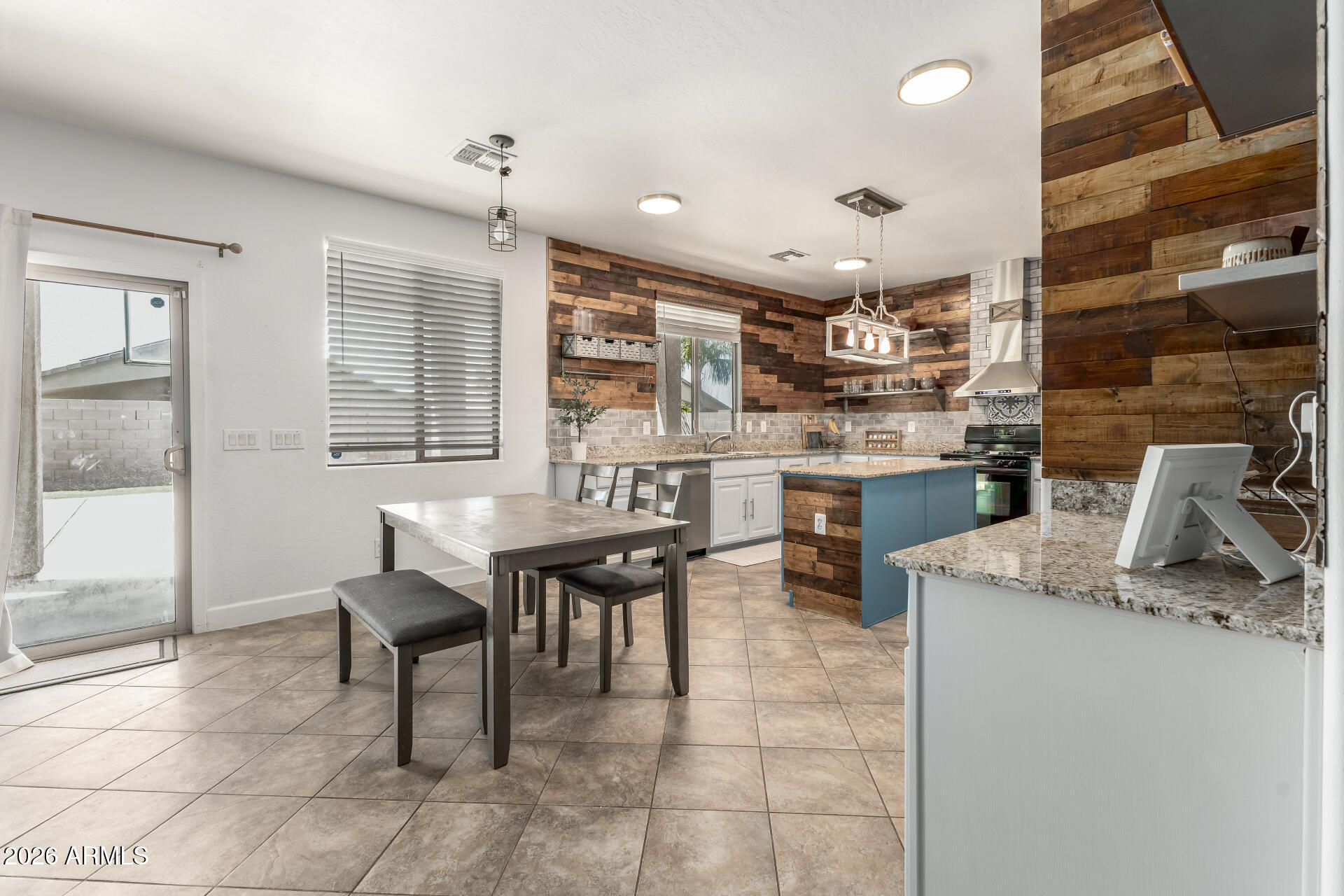 673 W HEREFORD Drive