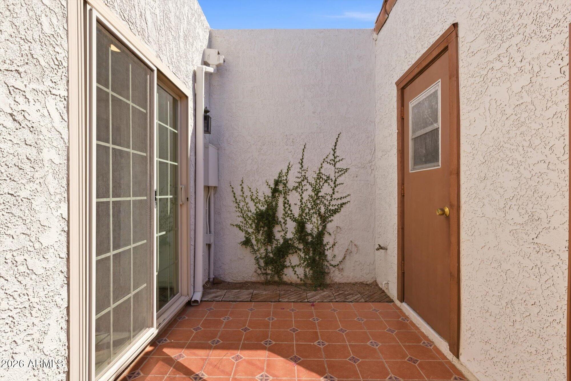 5142 E EDGEMONT Avenue