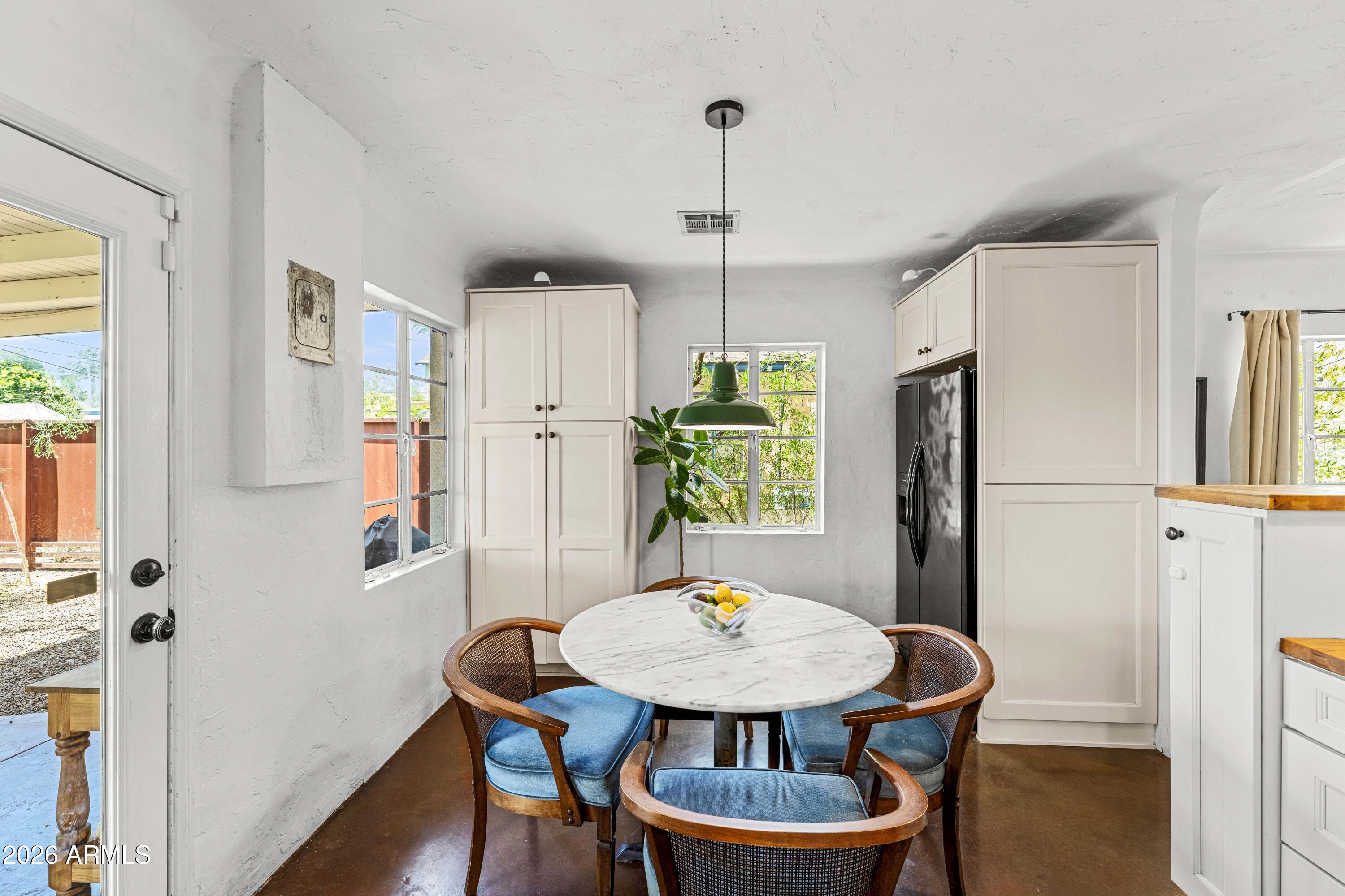 1105 W WILLETTA Street