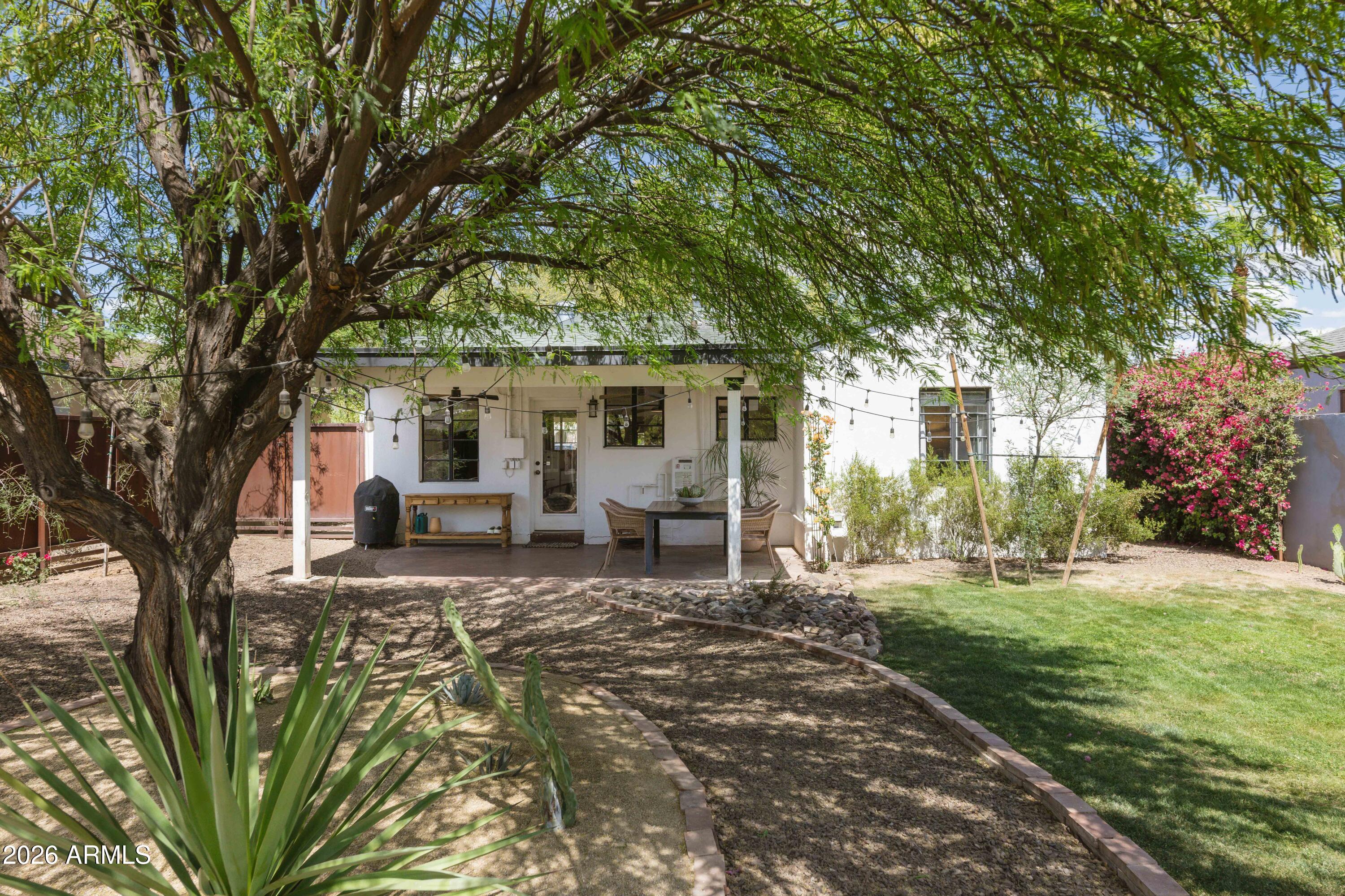 1105 W WILLETTA Street