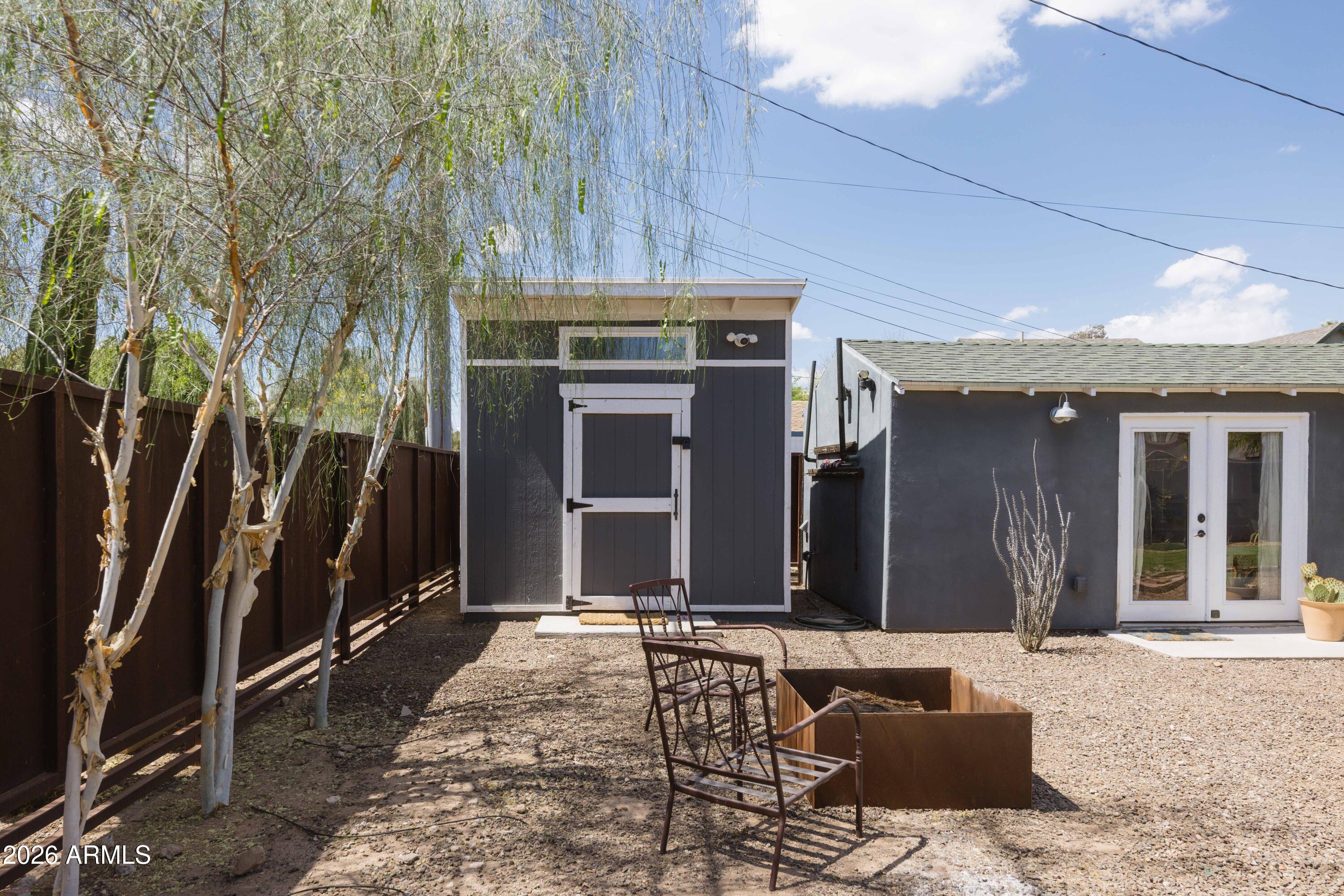 1105 W WILLETTA Street