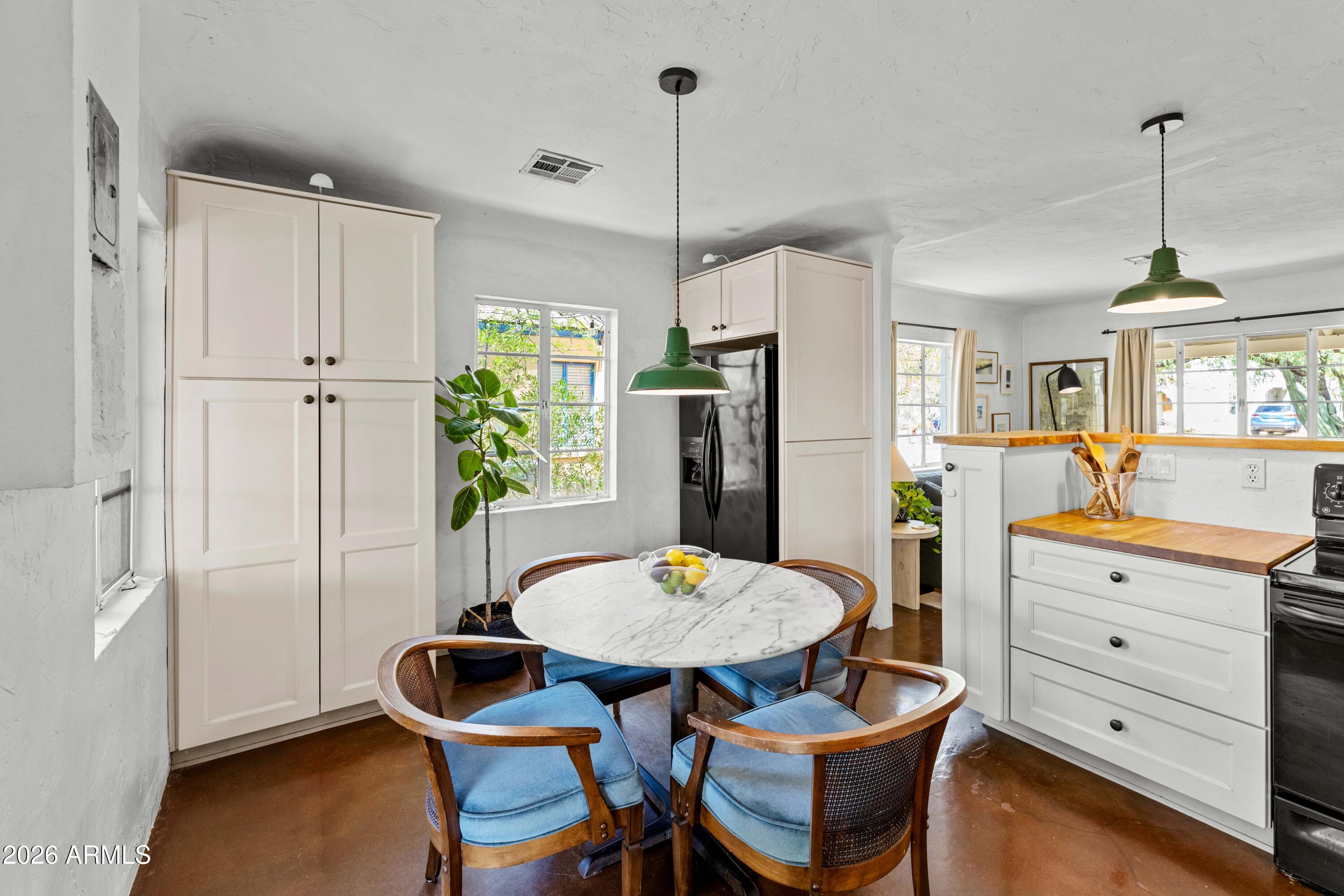 1105 W WILLETTA Street