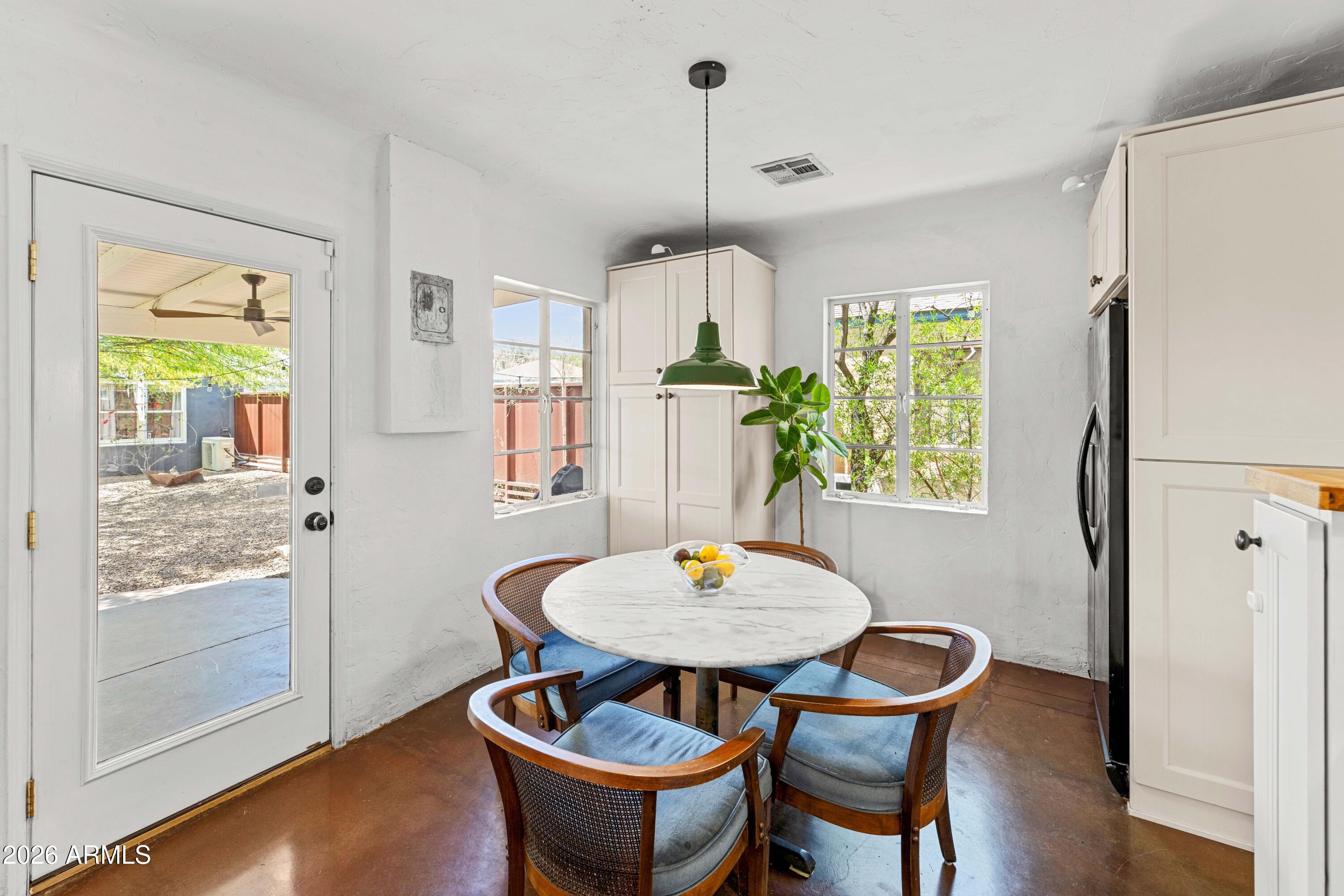 1105 W WILLETTA Street