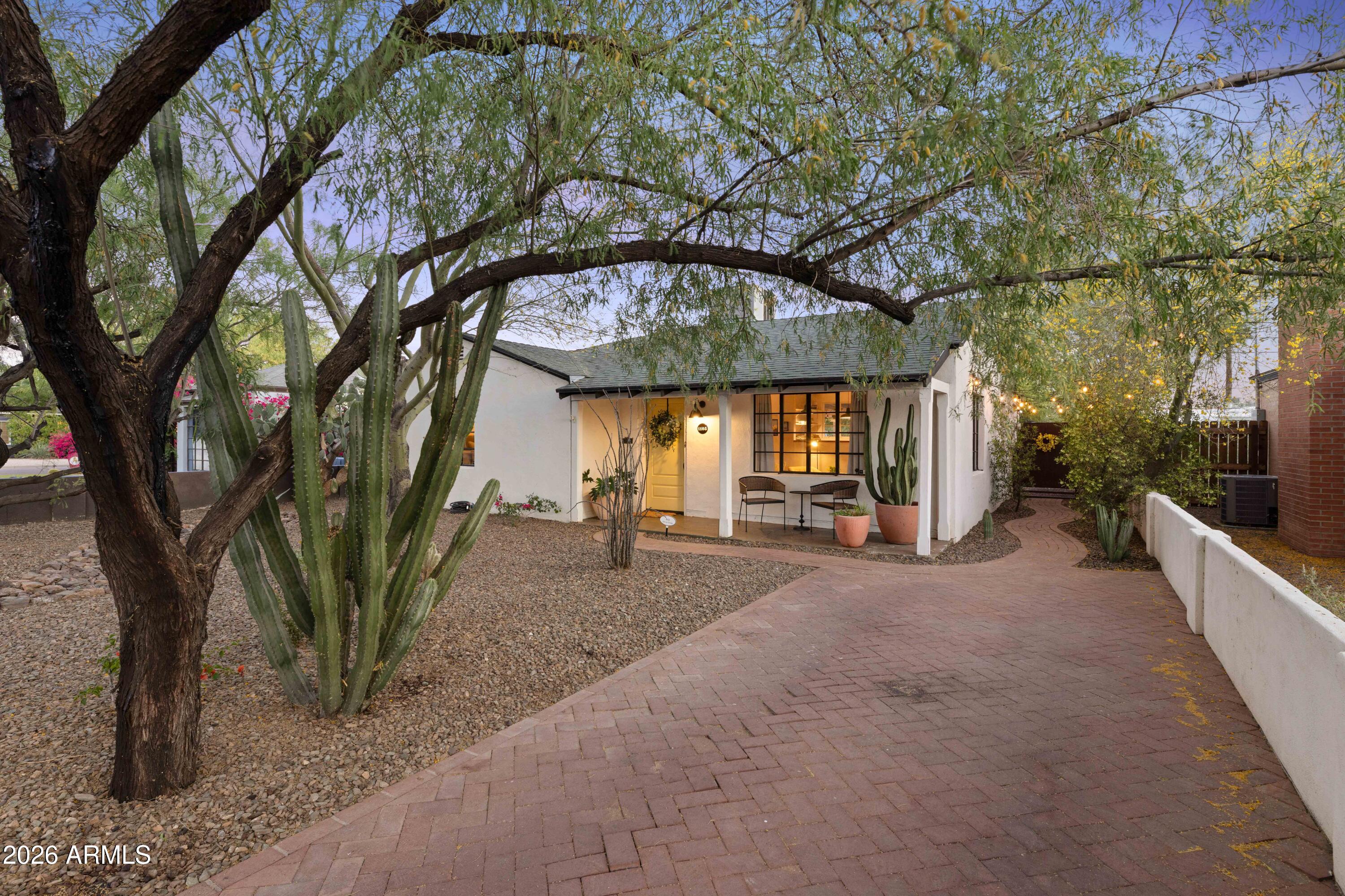 1105 W WILLETTA Street