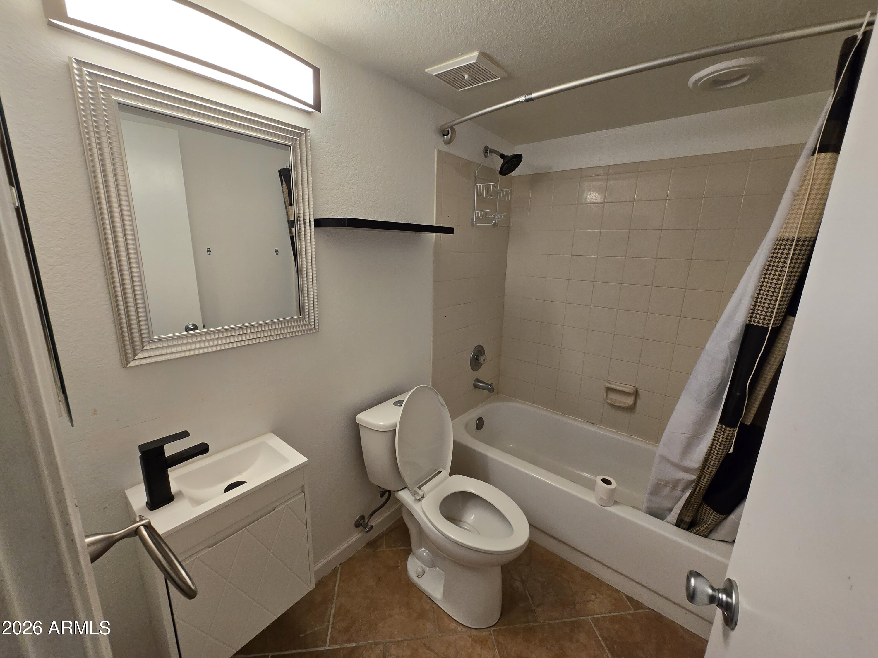 1814 N EDGEWATER Circle