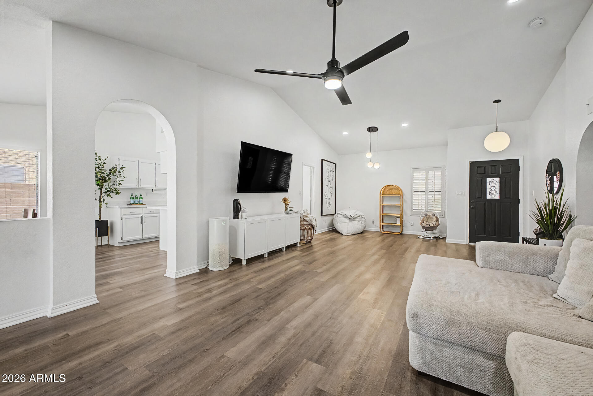 844 E ENCINAS Avenue