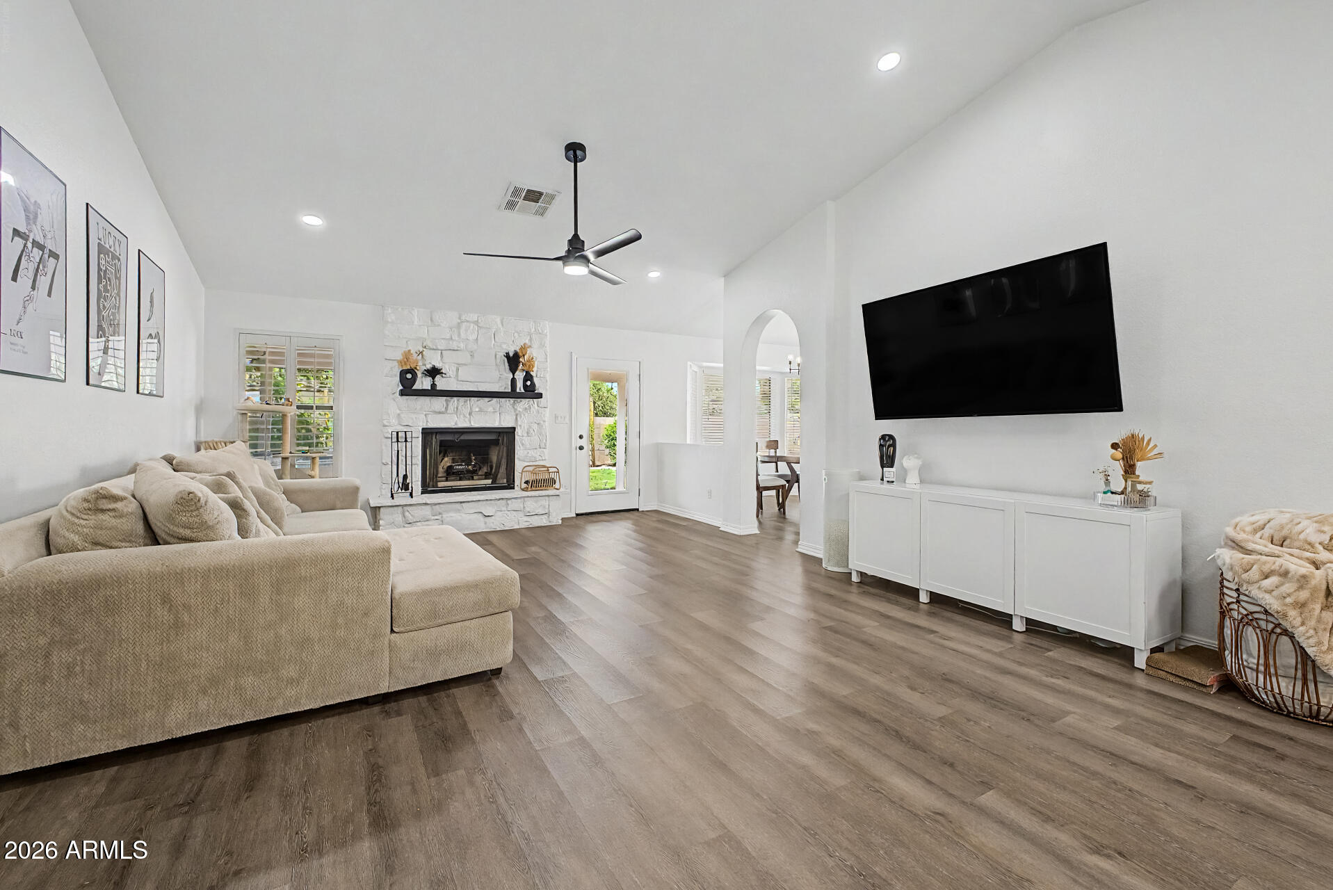 844 E ENCINAS Avenue