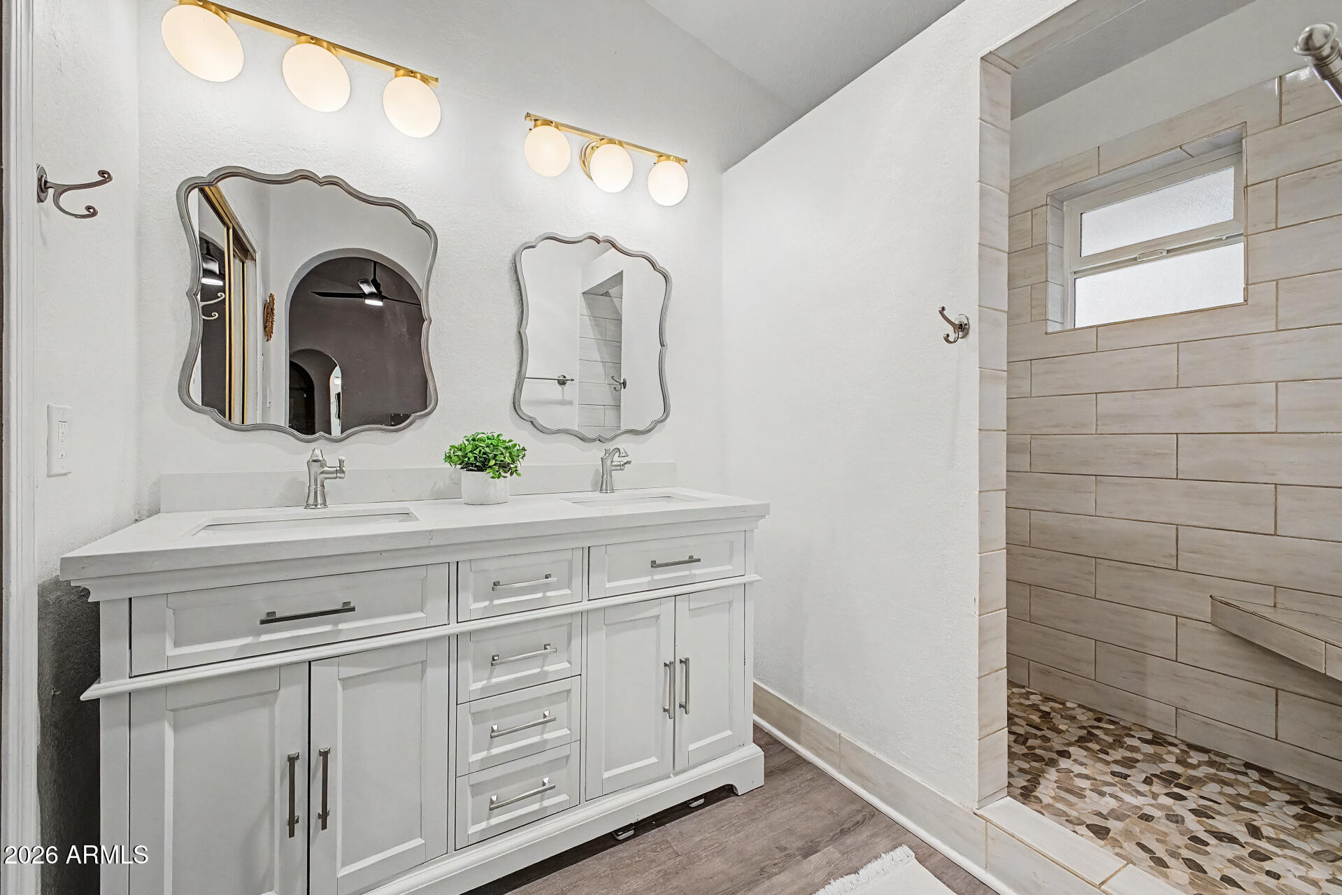 844 E ENCINAS Avenue