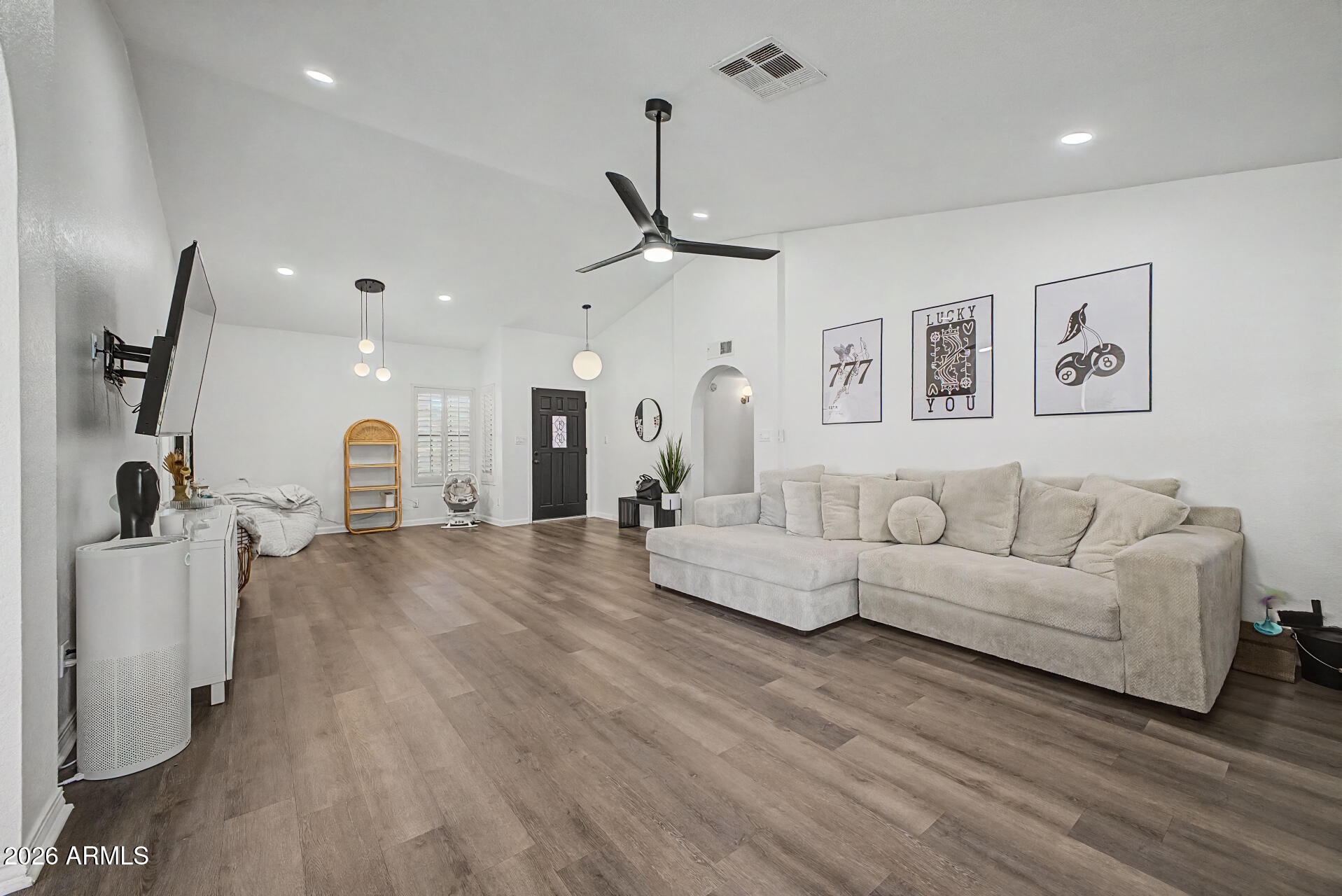 844 E ENCINAS Avenue