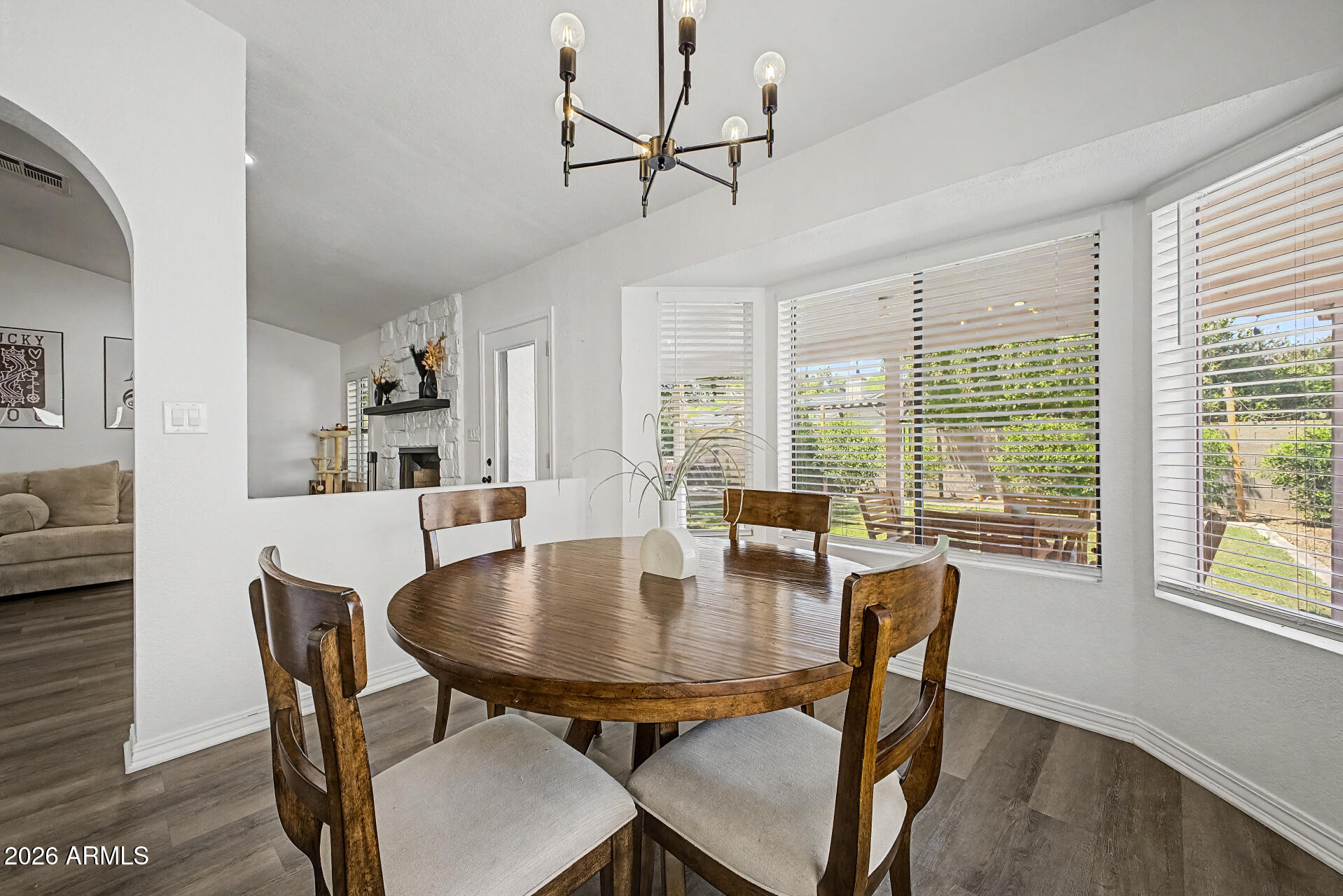 844 E ENCINAS Avenue