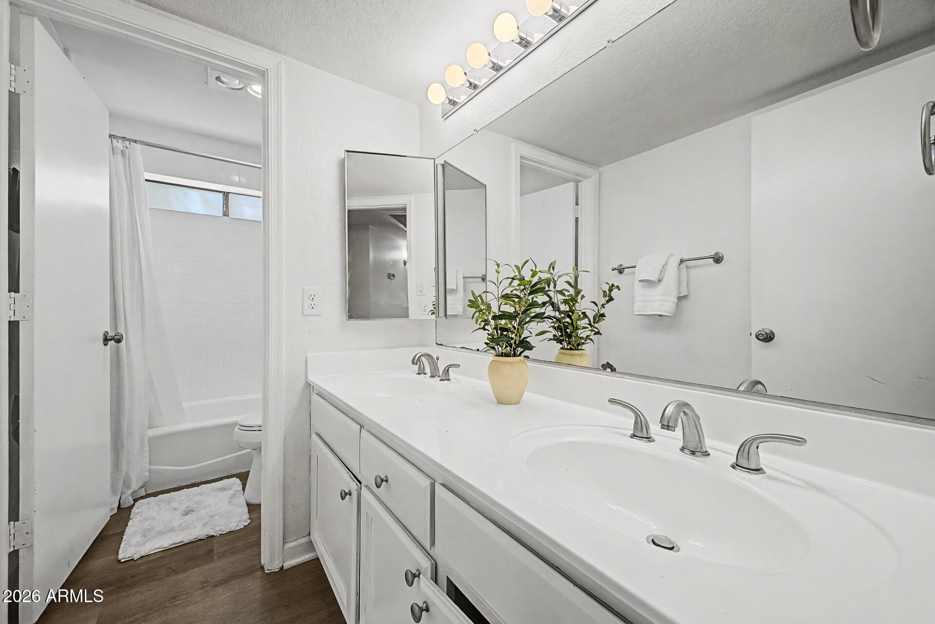 844 E ENCINAS Avenue