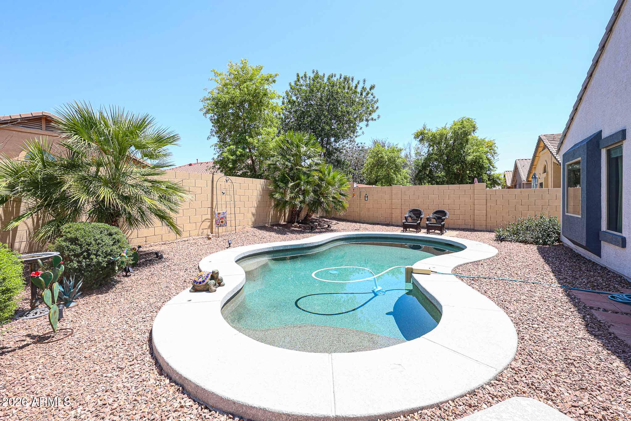 136 W DEXTER Way