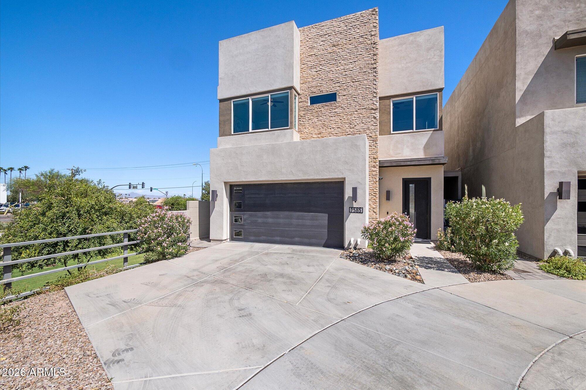 1585 N 69TH Place