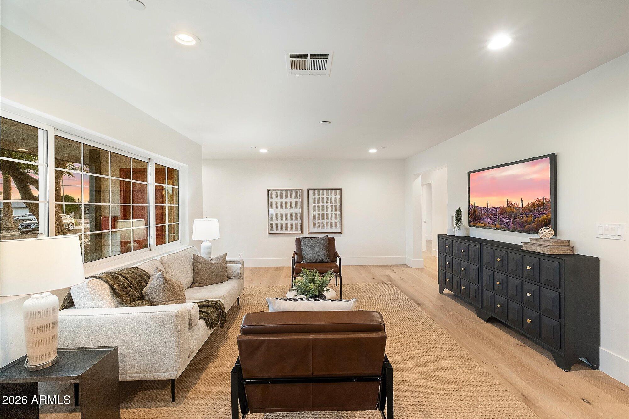 8212 E WILSHIRE Drive
