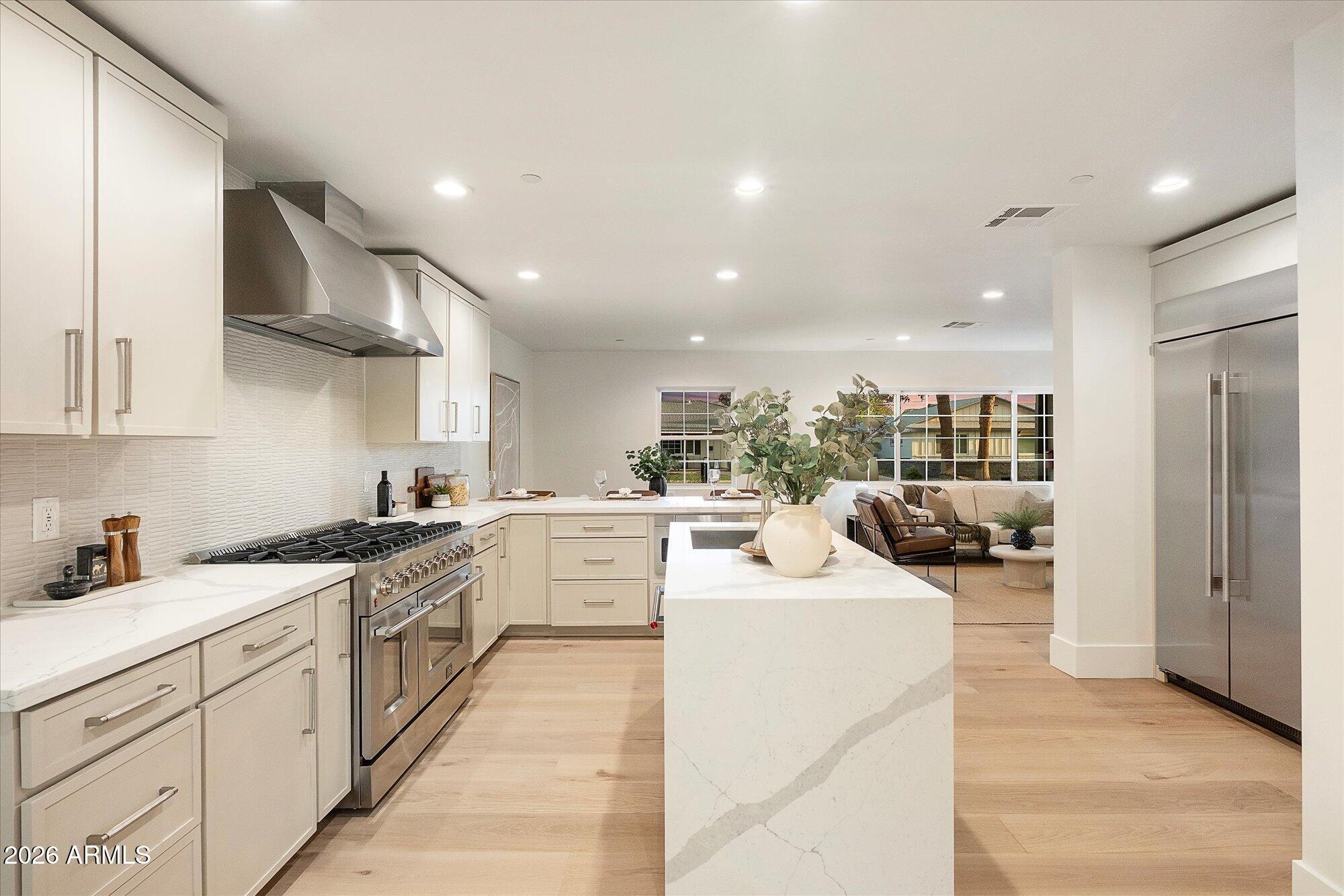 8212 E WILSHIRE Drive
