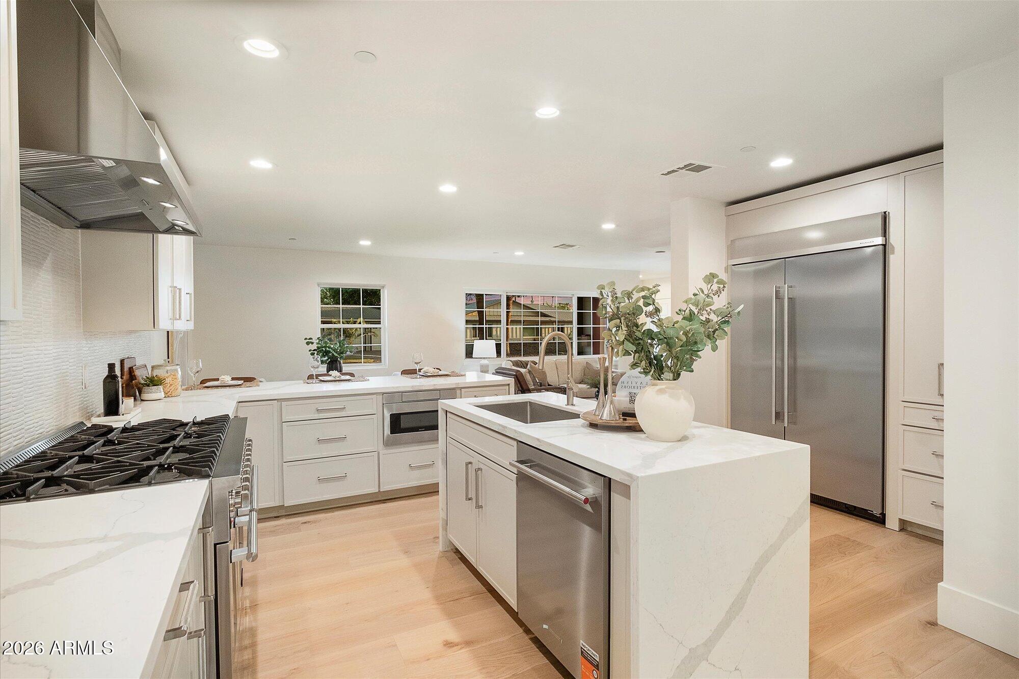 8212 E WILSHIRE Drive