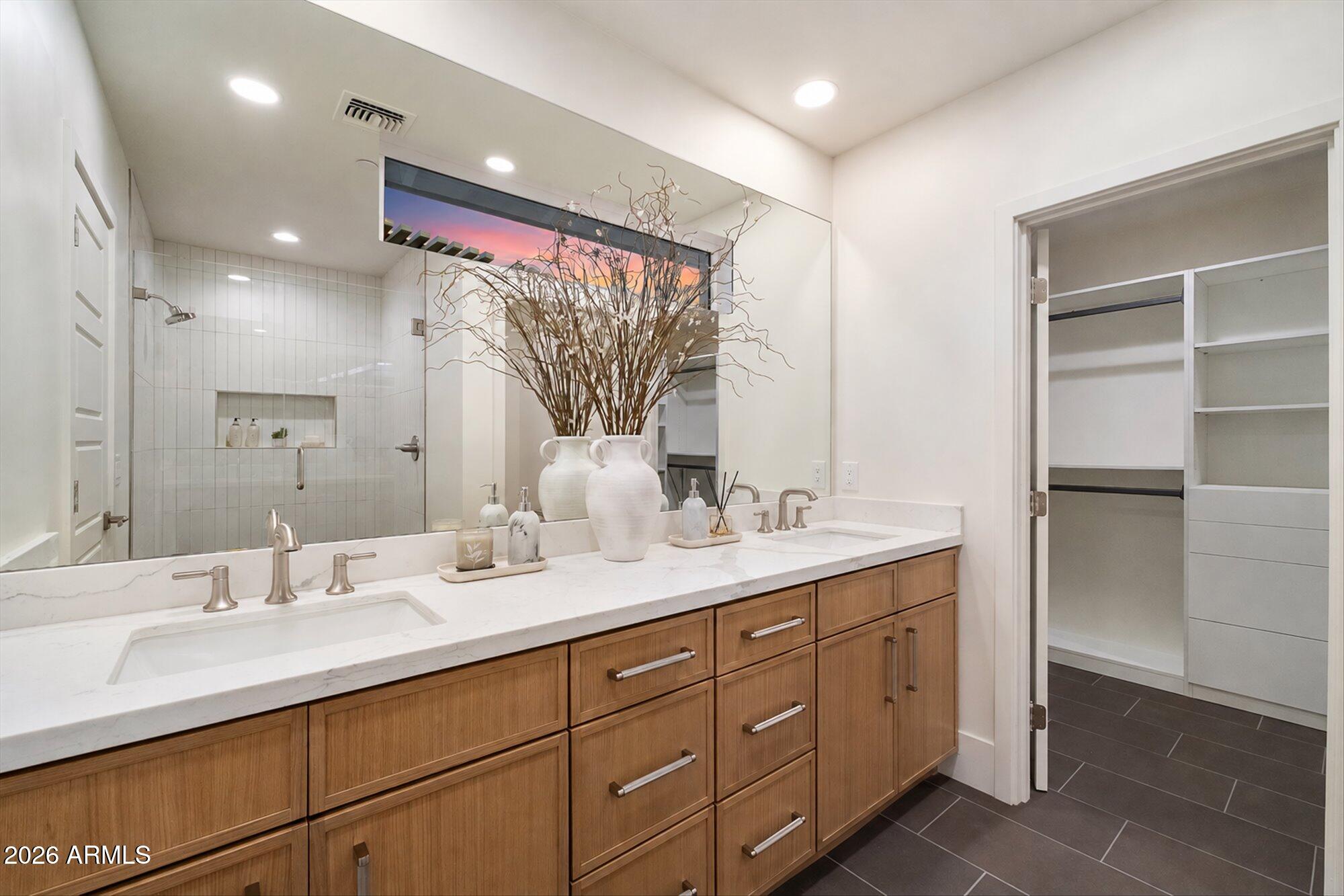 8212 E WILSHIRE Drive