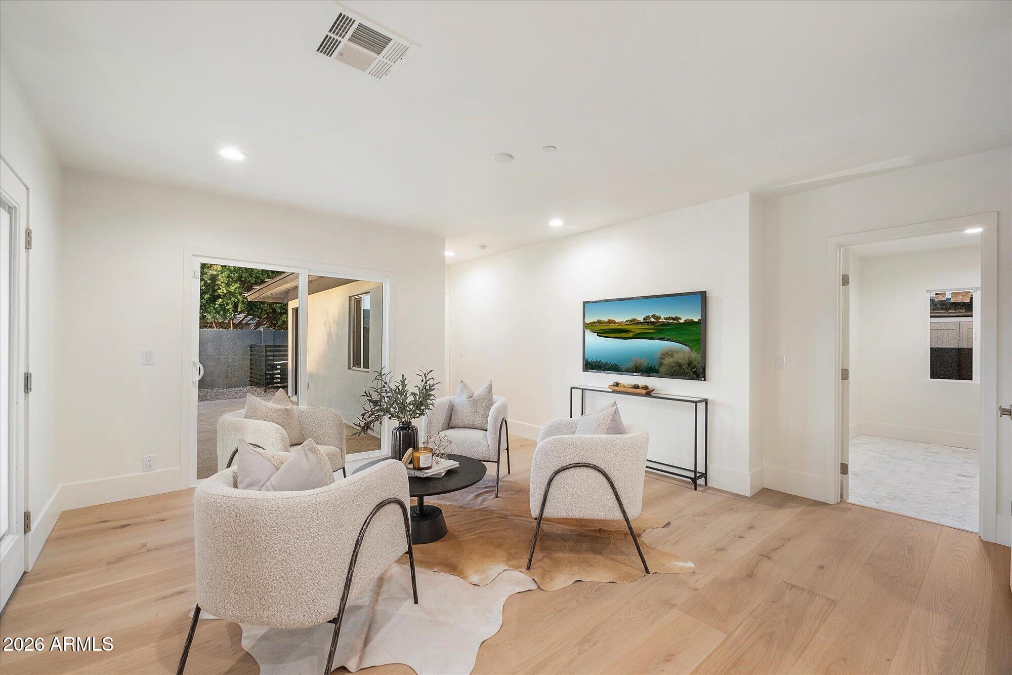 8212 E WILSHIRE Drive