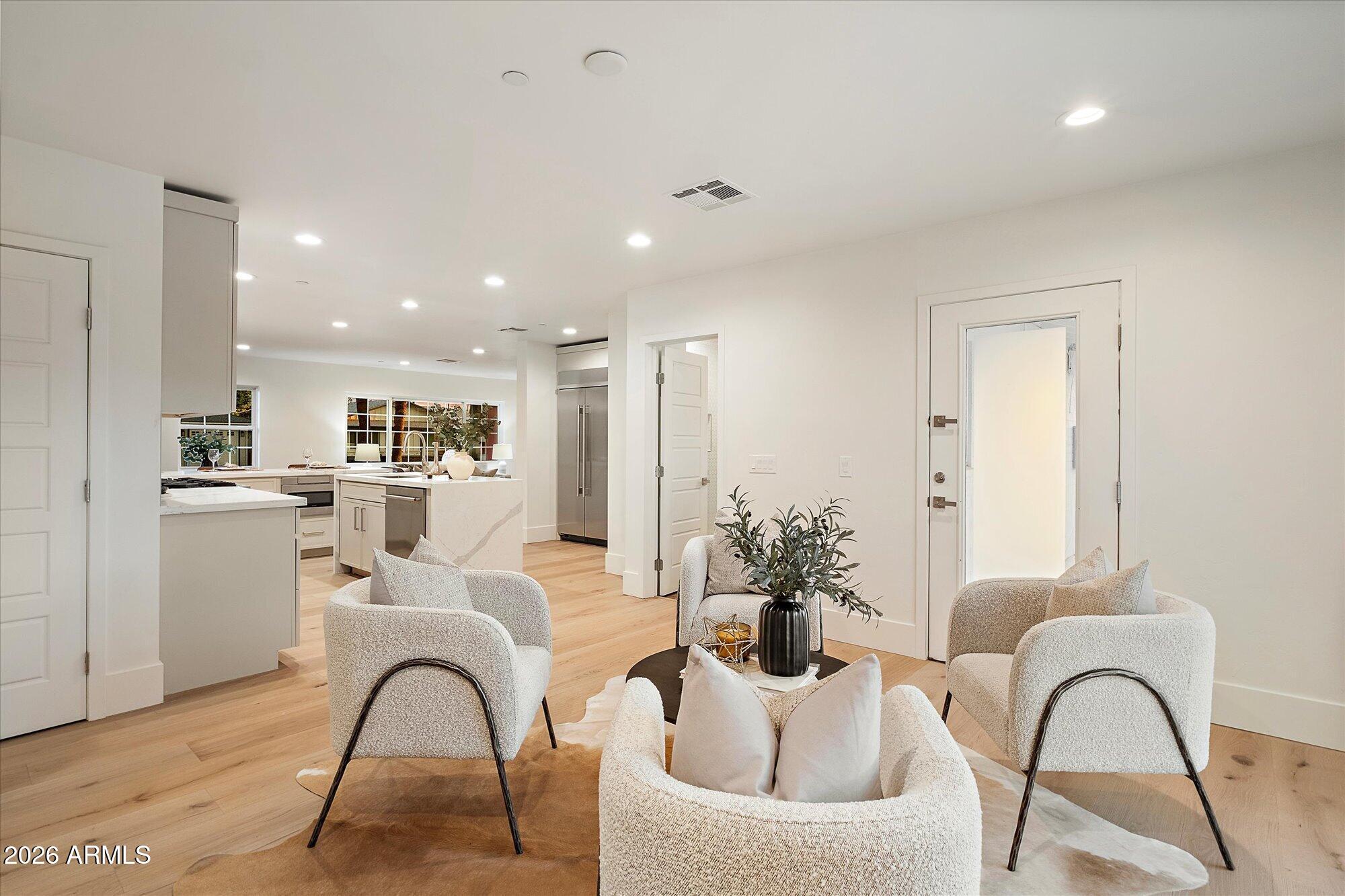 8212 E WILSHIRE Drive