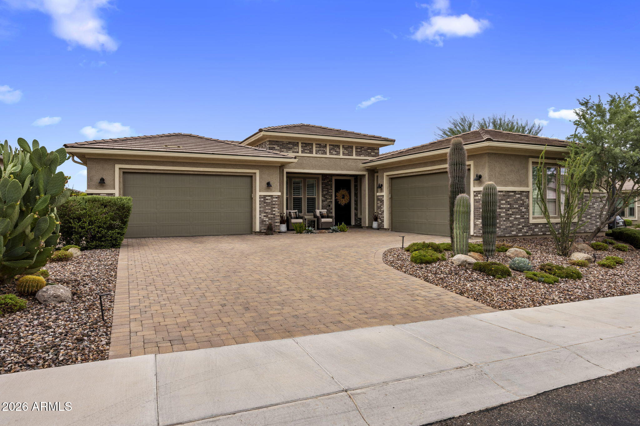 2933 E DALEY Lane