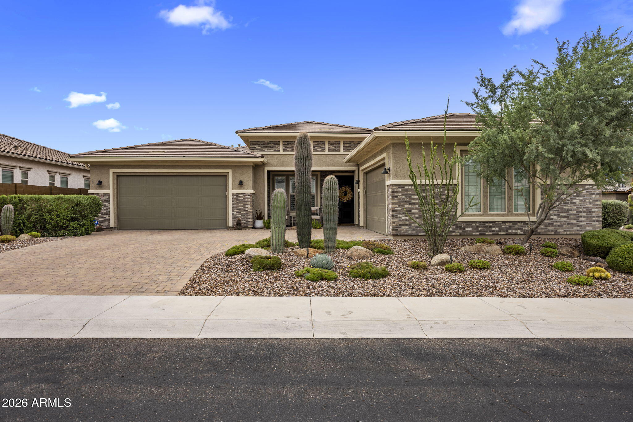 2933 E DALEY Lane
