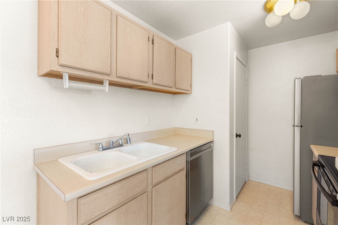 5211 Lindell Road 203