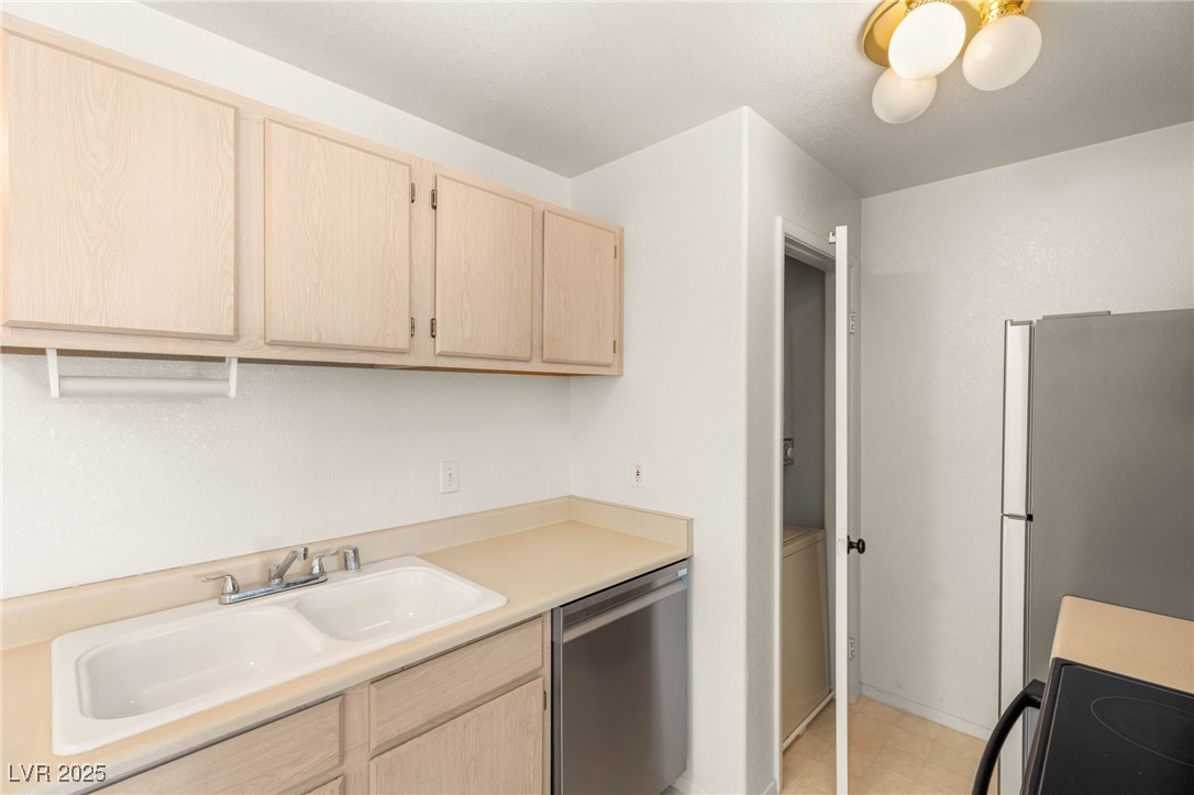 5211 Lindell Road 203