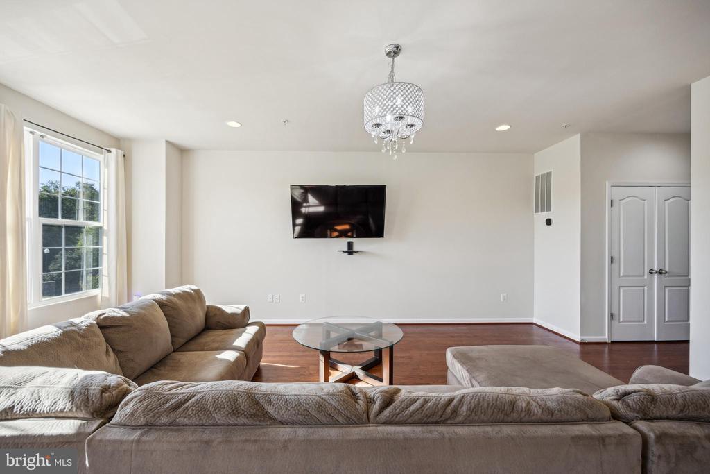 1024 Pultney Ln