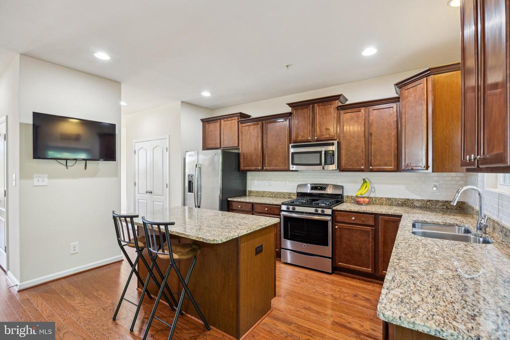 1024 Pultney Ln
