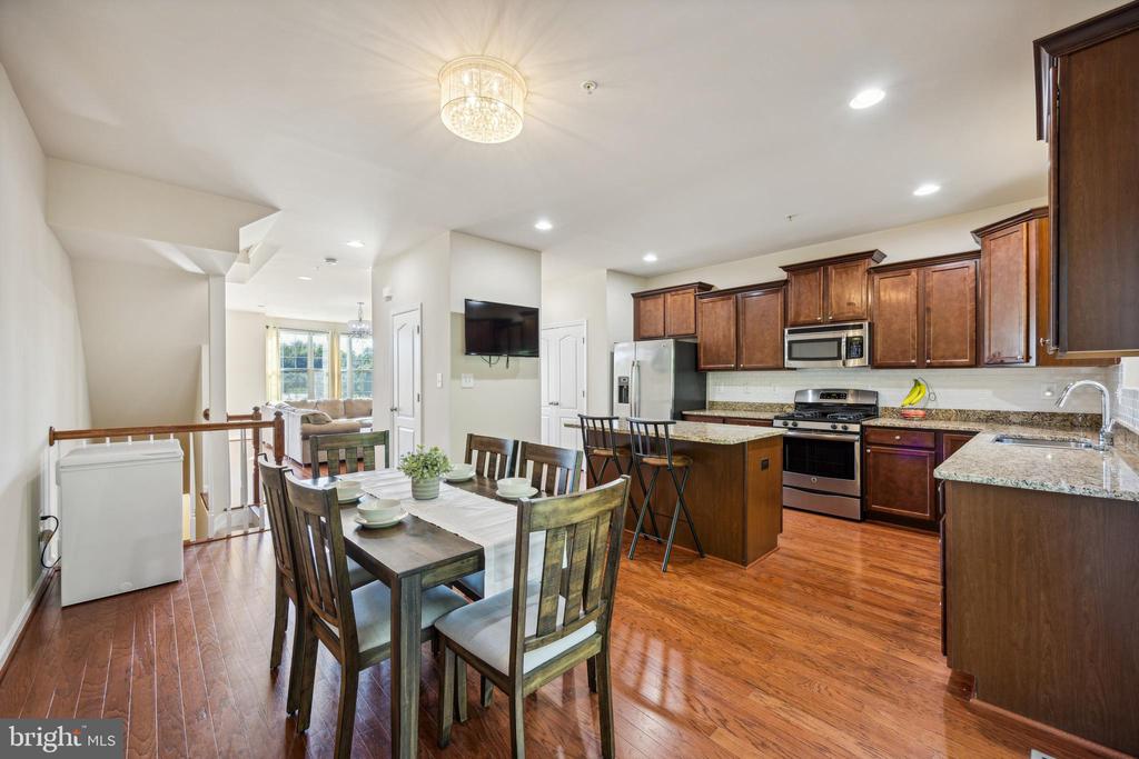 1024 Pultney Ln