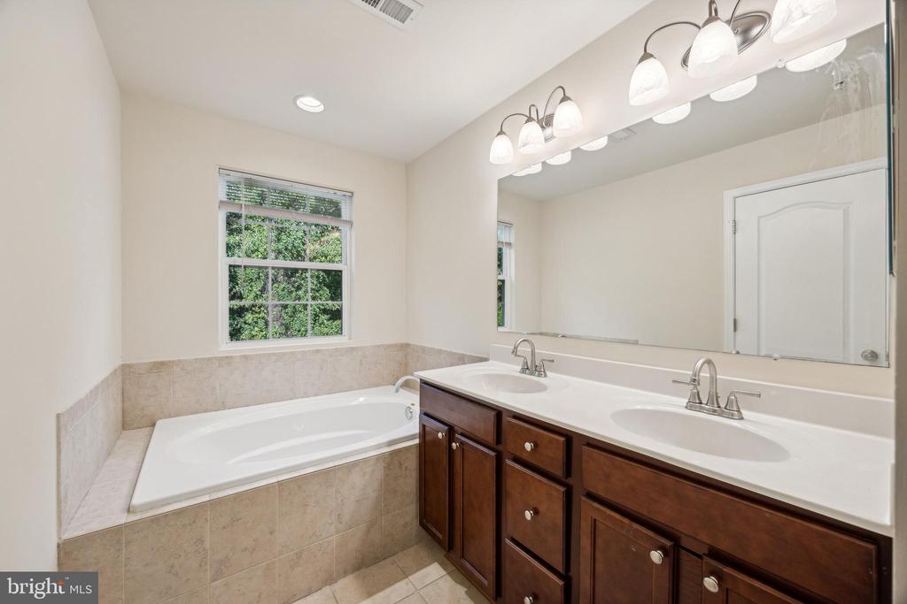 1024 Pultney Ln