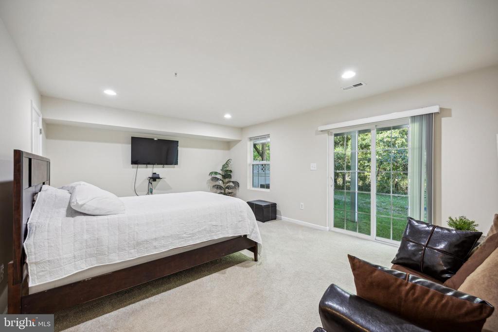 1024 Pultney Ln
