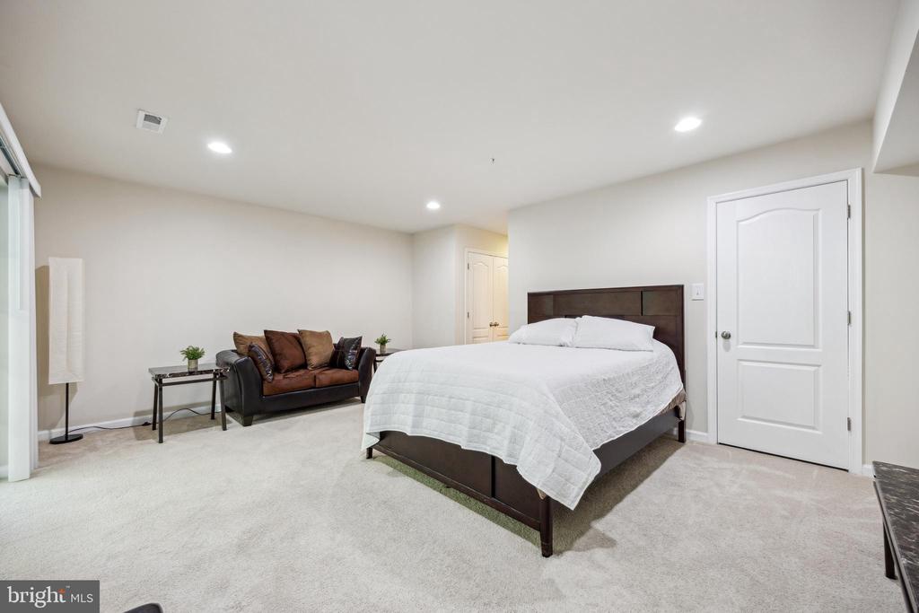 1024 Pultney Ln