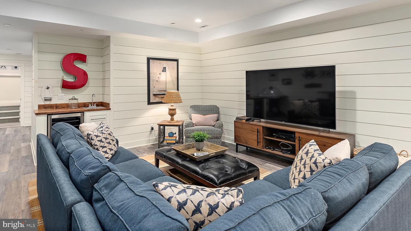 208 Wardour Dr