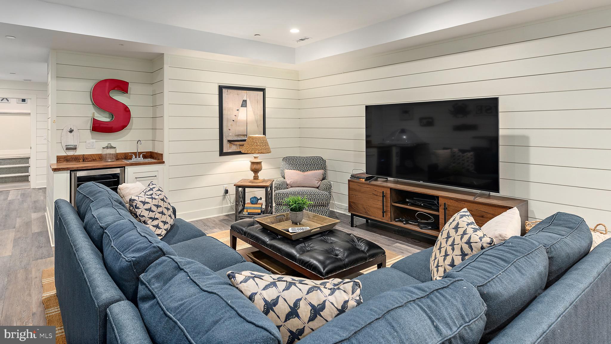 208 Wardour Dr