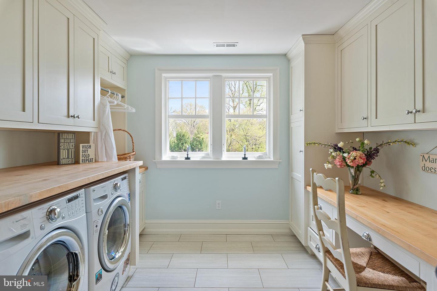 208 Wardour Dr