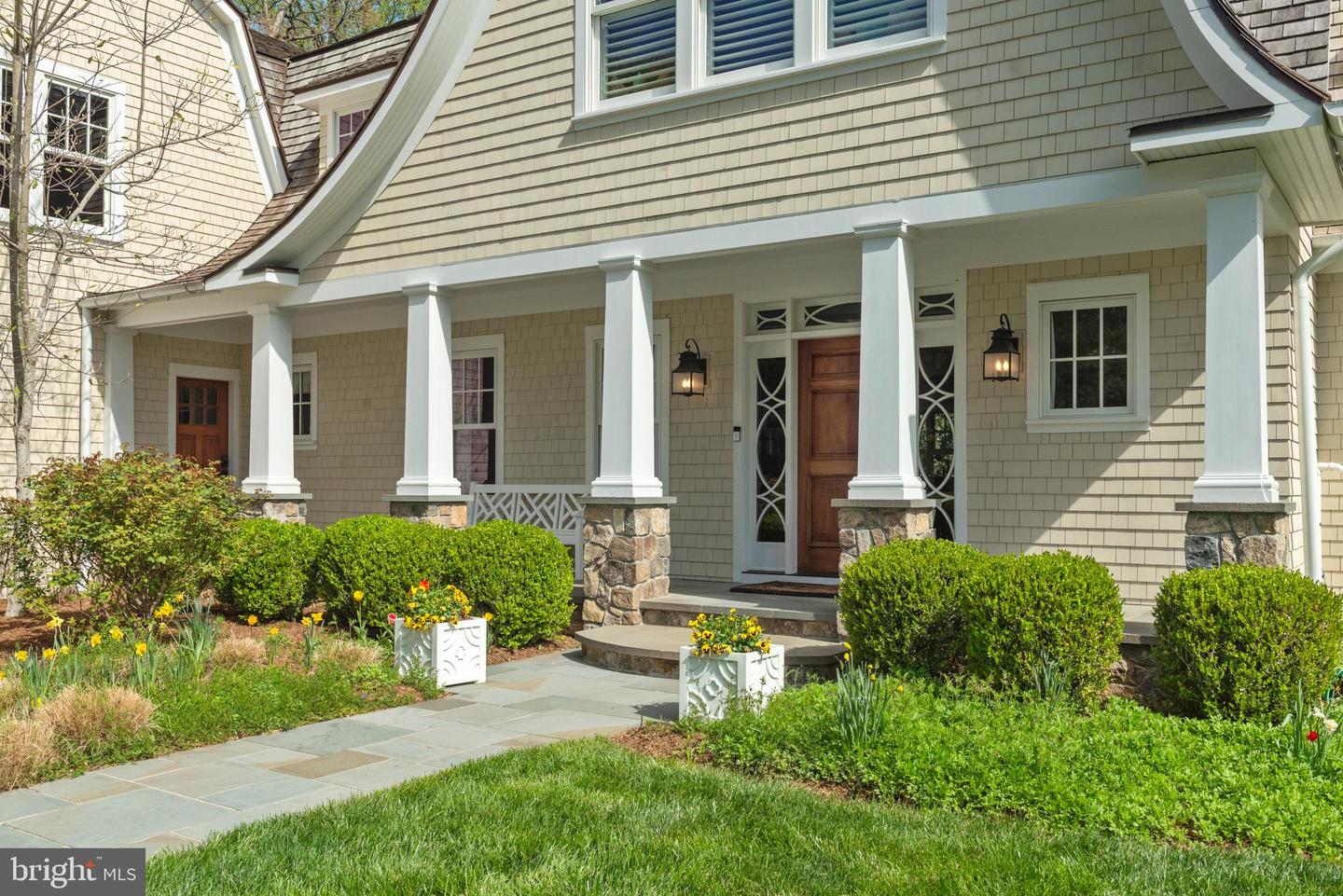 208 Wardour Dr