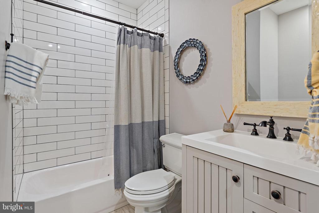 208 Wardour Dr
