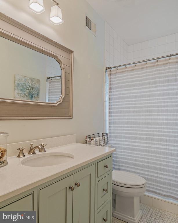208 Wardour Dr