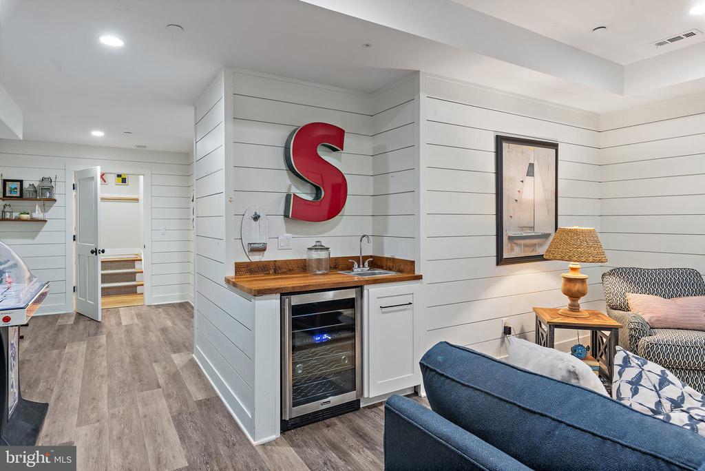 208 Wardour Dr